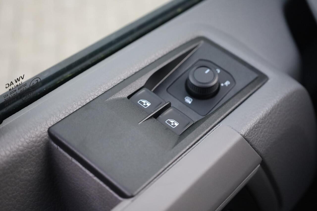 Volkswagen CRAFTER 30 2.0 TDI L3H3 Trendline 140PK / 103kW, BPM vrij, achteruitrijcamera, navigatie- en multimediapakket, achterdeuren met vergrote openingshoek, cruise control, LED-laadruimteverlichting, middelhoog dak (h3), stoelbekleding stof robuust "marathon", parkeers