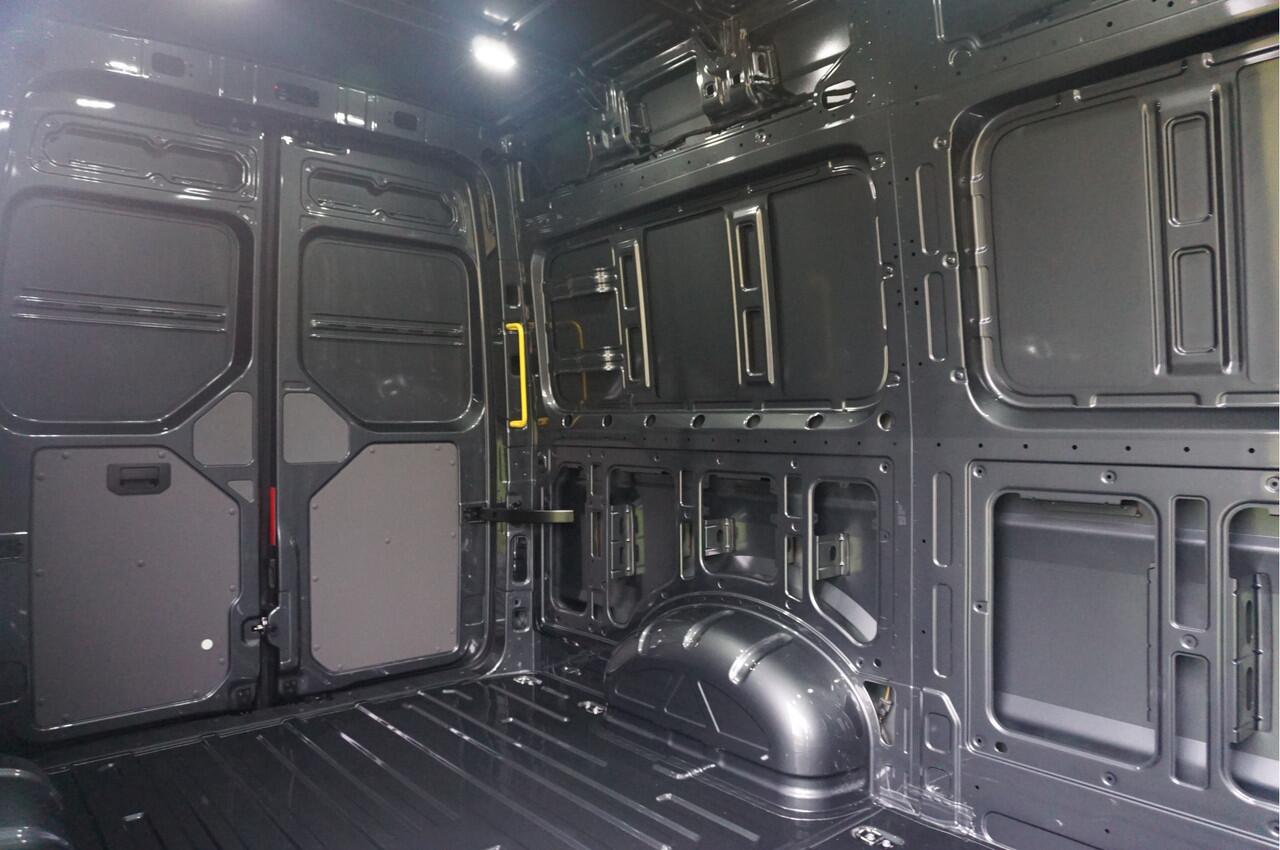 Volkswagen CRAFTER 35 177PK L3H3 AUT Facelift BPM VRIJ!! 13" Navi, Camera, Gev. Stoel, LED!! NR. 831