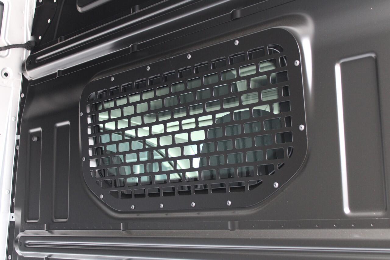 Volkswagen CRAFTER 35 2.0 TDI L3H3 177pk - LED koplampen - Navigatie - Geveerde stoel - Cruise - Camera - DAB - Parkeersensoren - Rijklaar