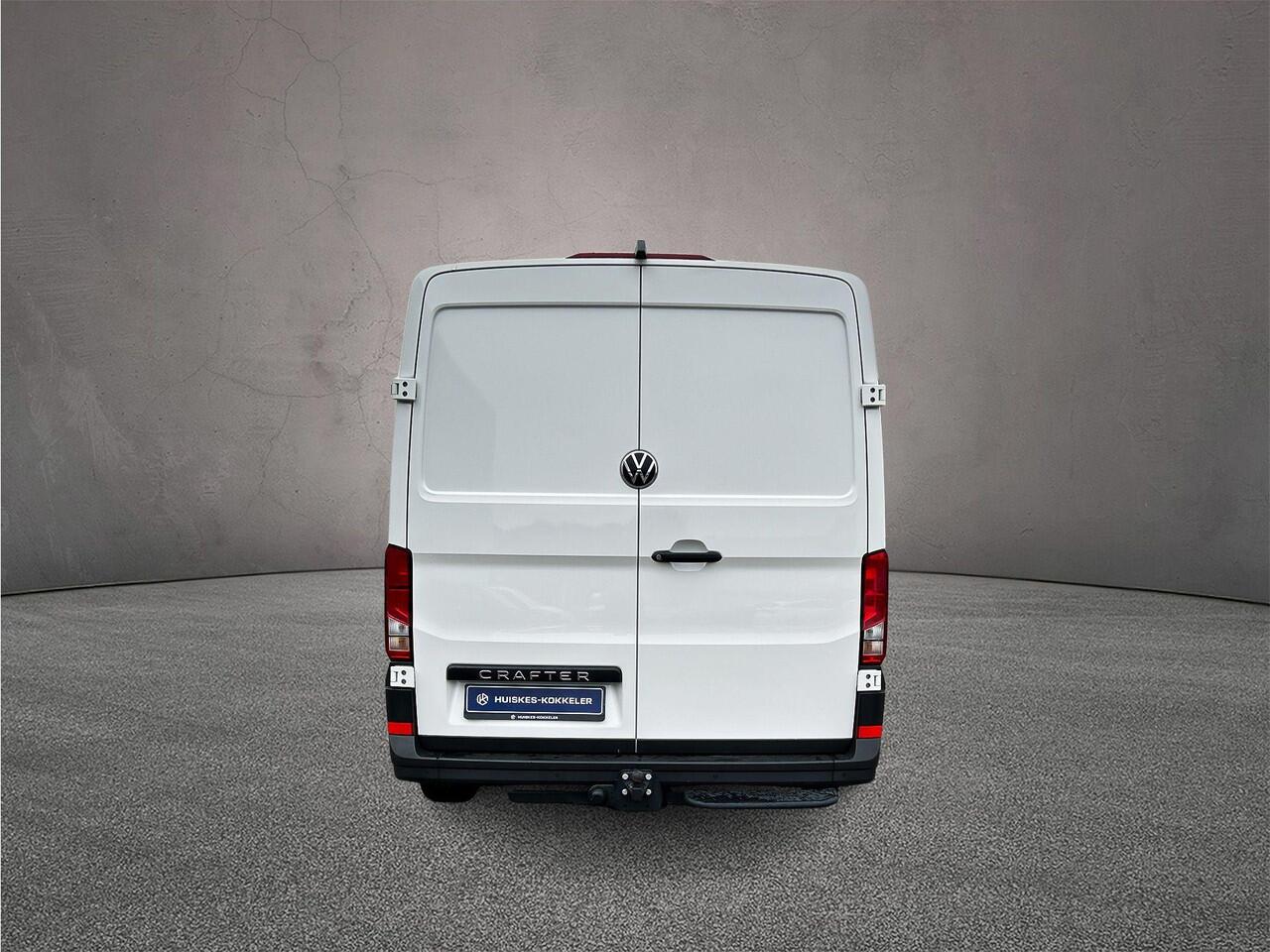 Volkswagen CRAFTER 2.0 TDI 140 PK L3H2 Highline | BPM-vrij | All Seasonbanden | Navigatie (Apple carplay / Android Auto) | Trekhaak | Sidebars | Betimmering | Camera