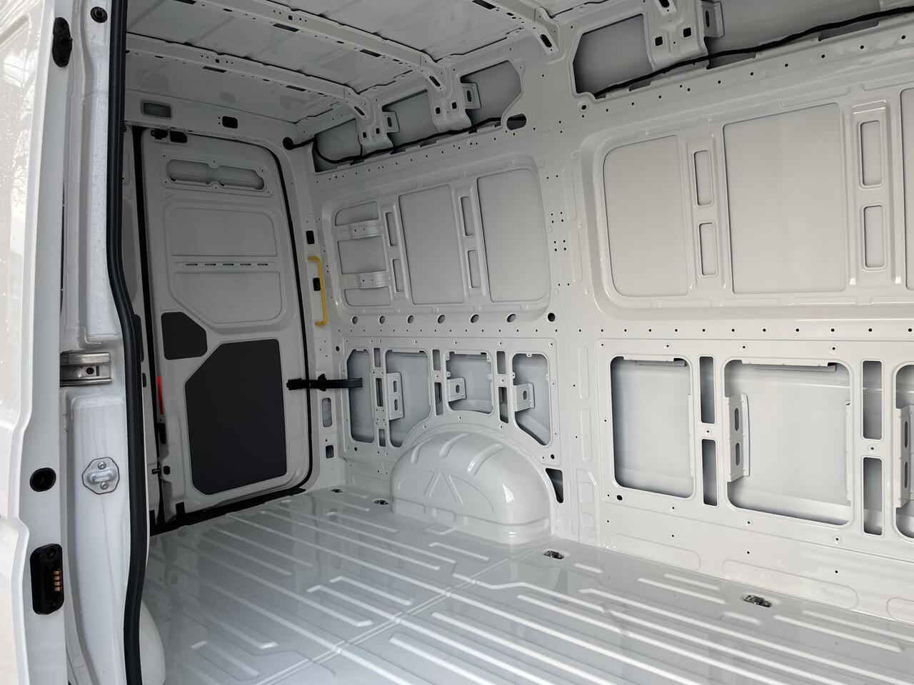 Volkswagen CRAFTER 35 2.0 TDI L3H3 Highline 140pk Auto | Trekhaak | Camera | App connect