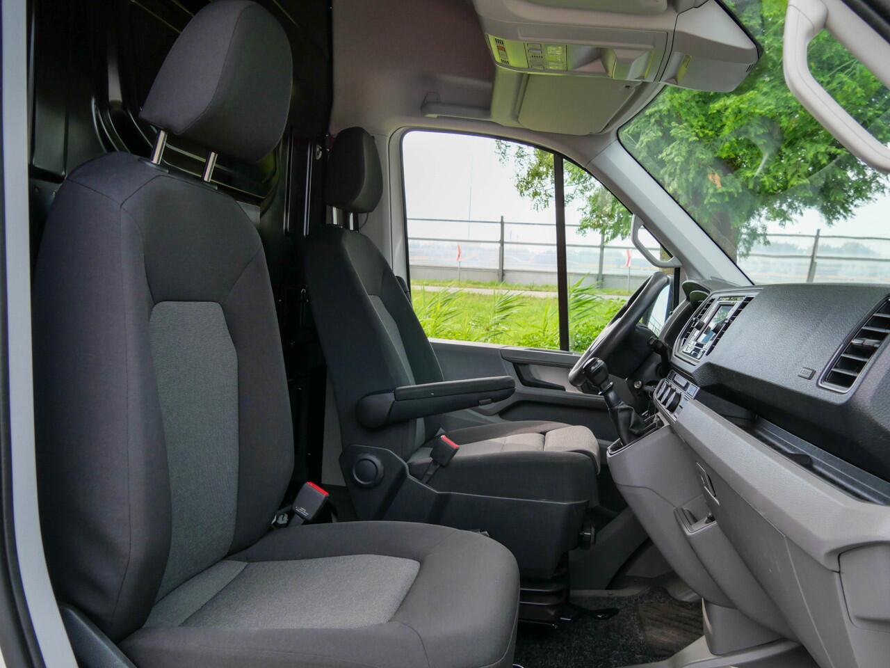 Volkswagen CRAFTER 35 2.0 TDI 141PK L3H3 Highline | TREKHAAK | GEVEERDE STOEL | CAMERA | CARPLAY |