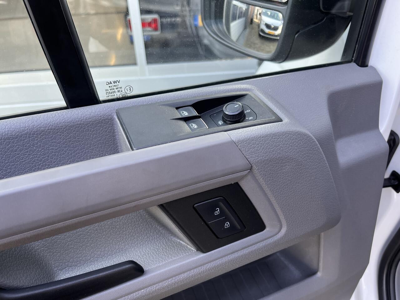 Volkswagen CRAFTER 35 2.0 TDI L3H3 oud L2H2 140pk Airco Cruise control Trekhaak 3000kg Kastinrichting Omvormer Standkachel werkplaats Navigatiesysteem Telefoonverbinding 2-Persoons Camera Euro 6