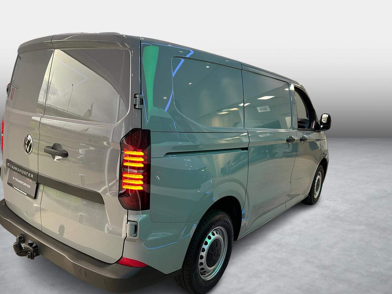 Volkswagen E-Transporter Bedrijfswagens Bestelwagen L1 218pk 64kWh Elektrische aandrijving | Bijrijdersbank | Trekhaak, vast | Navigatiesysteem 13" met draadloos App-Connect | Achterdeuren zonder ruit |