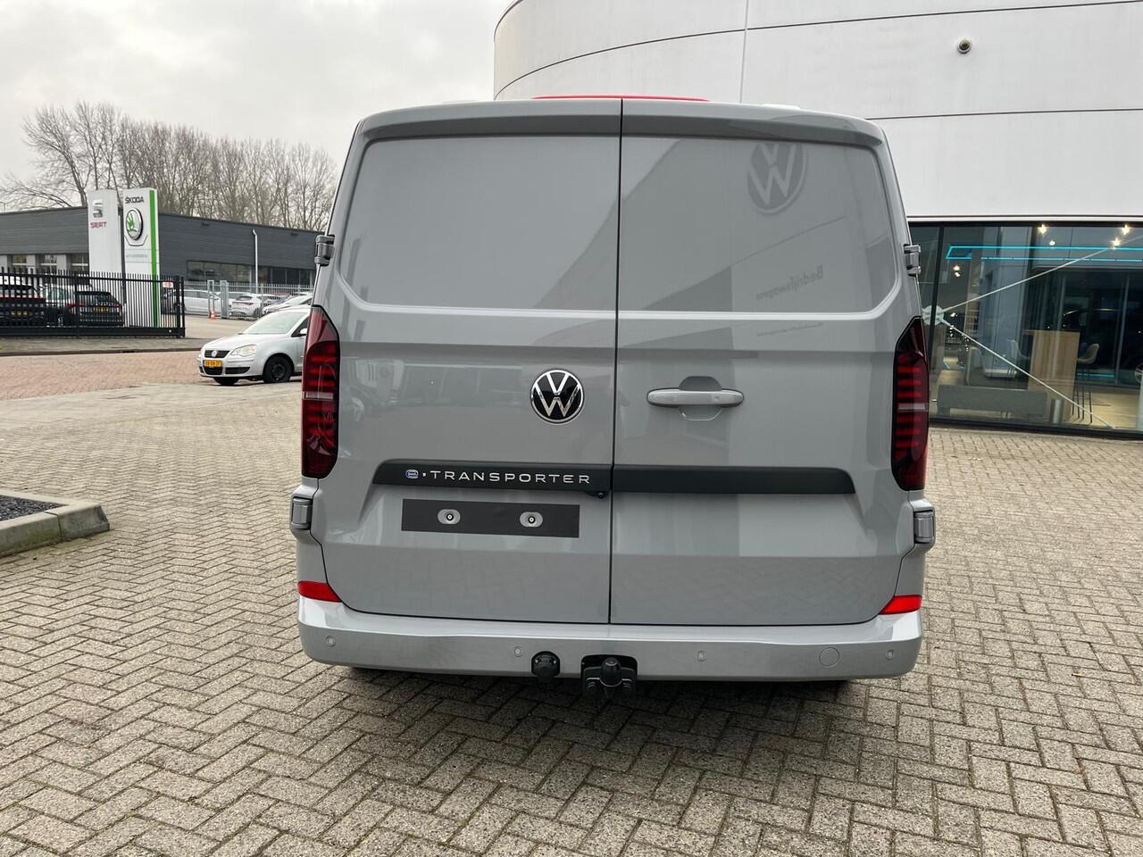 Volkswagen E-Transporter Bedrijfswagens Style L2 218pk 64kWh Elektrische aandrijving | Schuifdeur rechts, met elektrische sluithulp | Navigatiesysteem 13" met draadloos App-Connect | IQ.LIGHT - LED matrix koplampen | Geavanceerde grootlichtregeling (Dynamic Light Assist) |