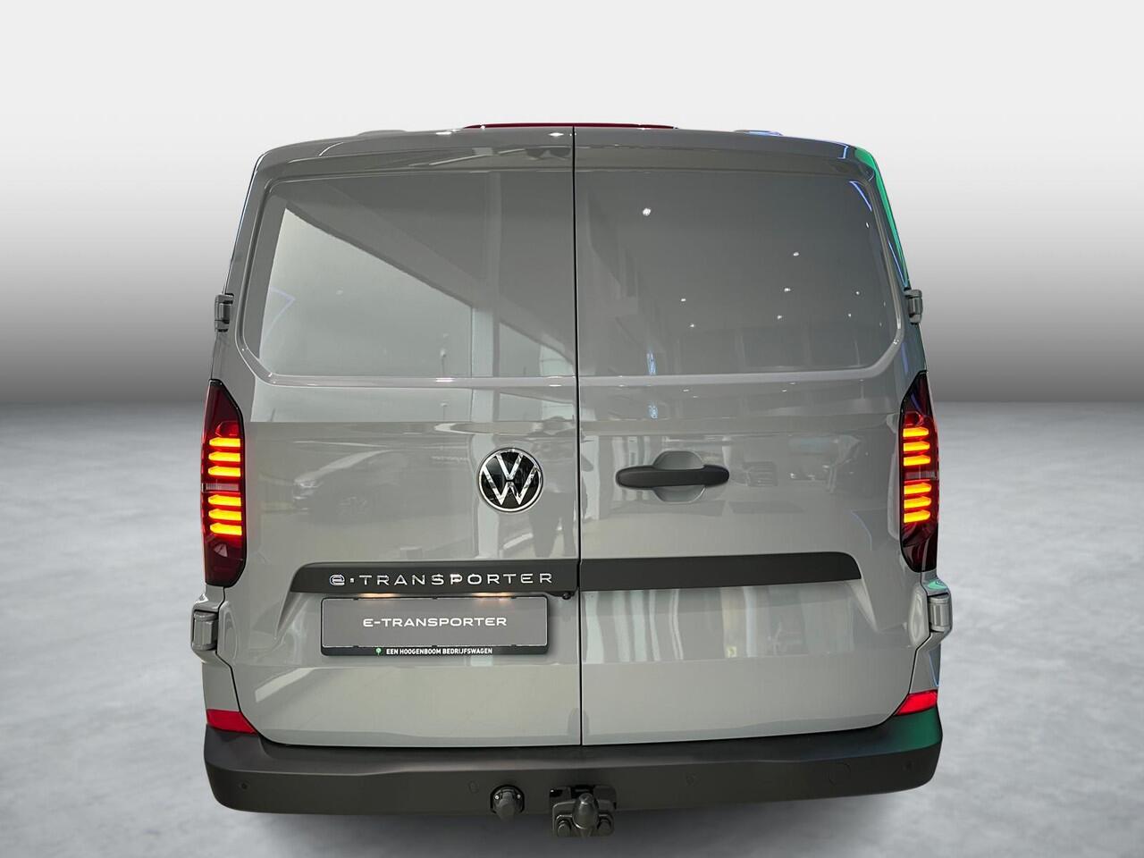 Volkswagen E-Transporter Bedrijfswagens Bestelwagen L1 218pk 64kWh Elektrische aandrijving | Bijrijdersbank | Trekhaak, vast | Navigatiesysteem 13" met draadloos App-Connect | Achterdeuren zonder ruit |