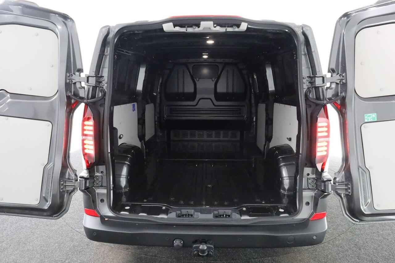 Volkswagen E-Transporter Life Intro 160kW 218pk L2 | Trekhaak | verwarmbare voorruit