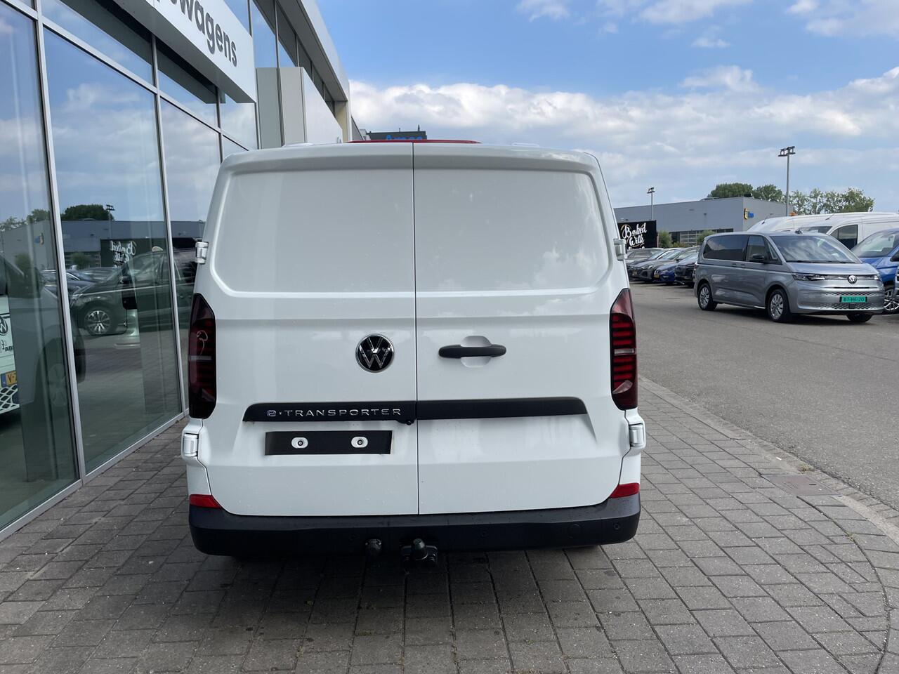 Volkswagen E-Transporter L2 64 kWh 136pk | Trekhaak | Assistentiepakket plus