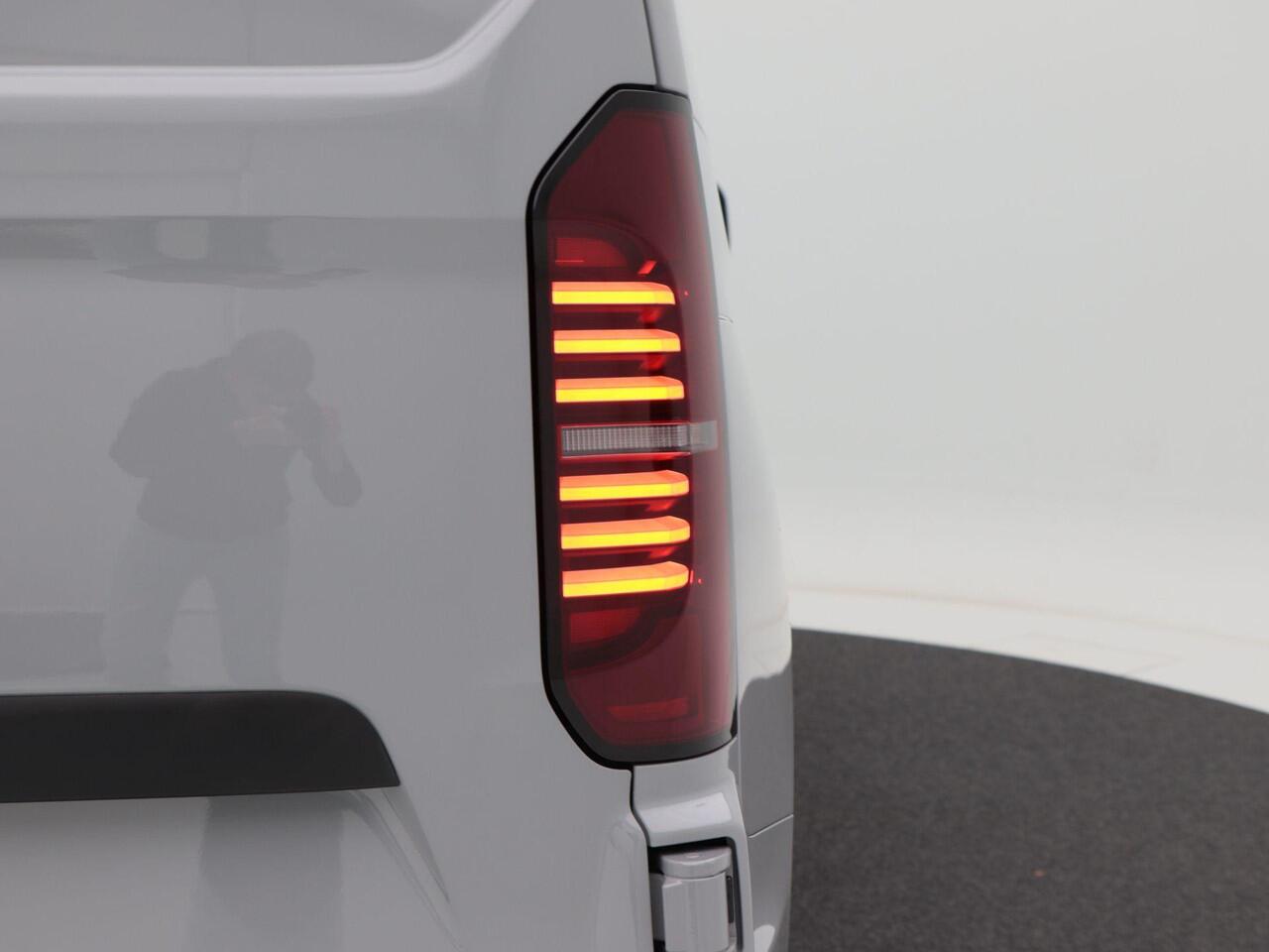 Volkswagen E-Transporter L2 64kWh 218 pk | Trekhaak | Achterdeuren | Bijrijdersbank |