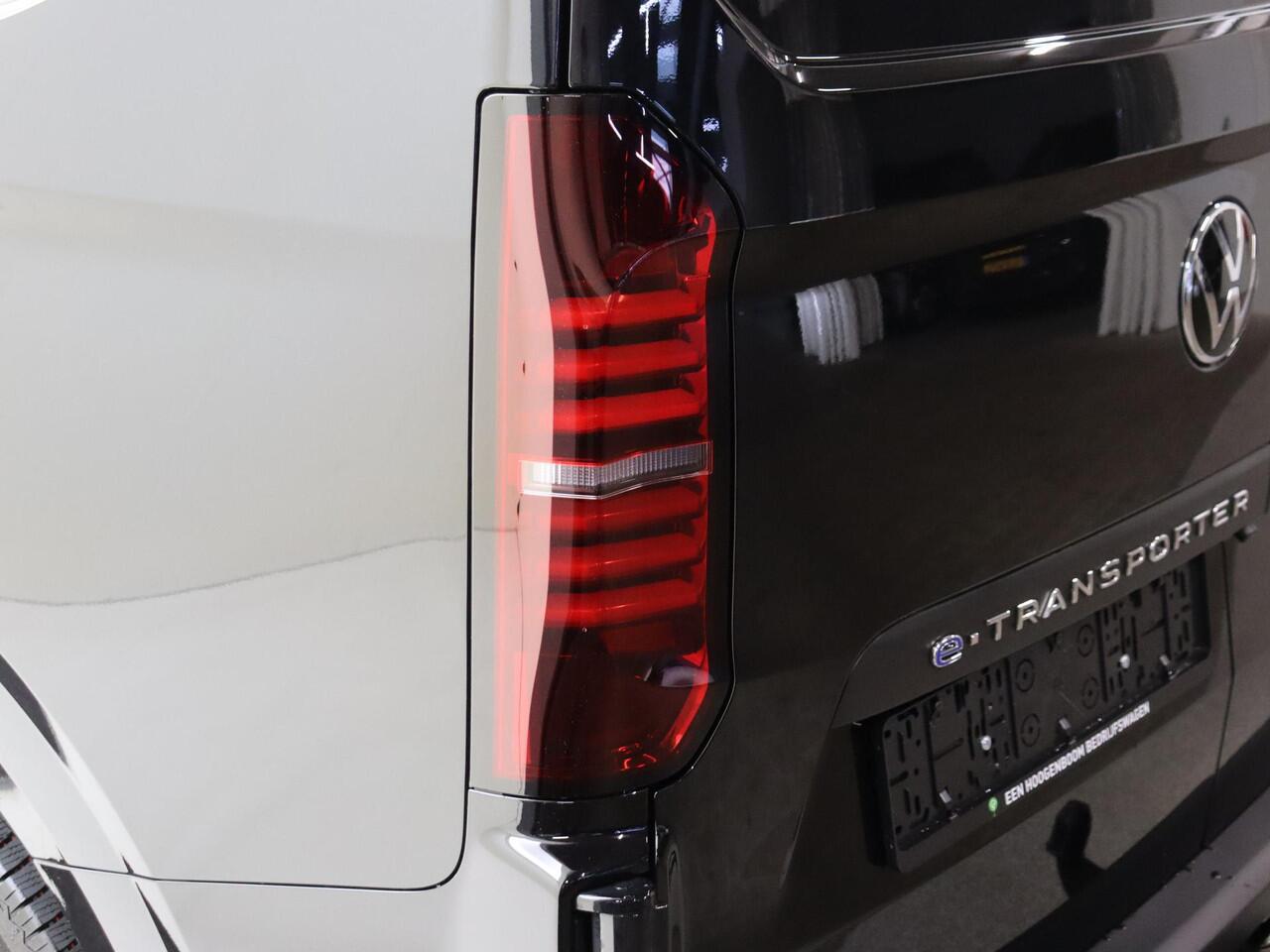 Volkswagen E-Transporter Bedrijfswagens Bestelwagen L2 218pk 64kWh Elektrische aandrijving | Trekhaak, vast | Achterdeuren zonder ruit | Centrale vergrendeling met keyless entry en start systeem Keyless Access | Bijrijdersbank |