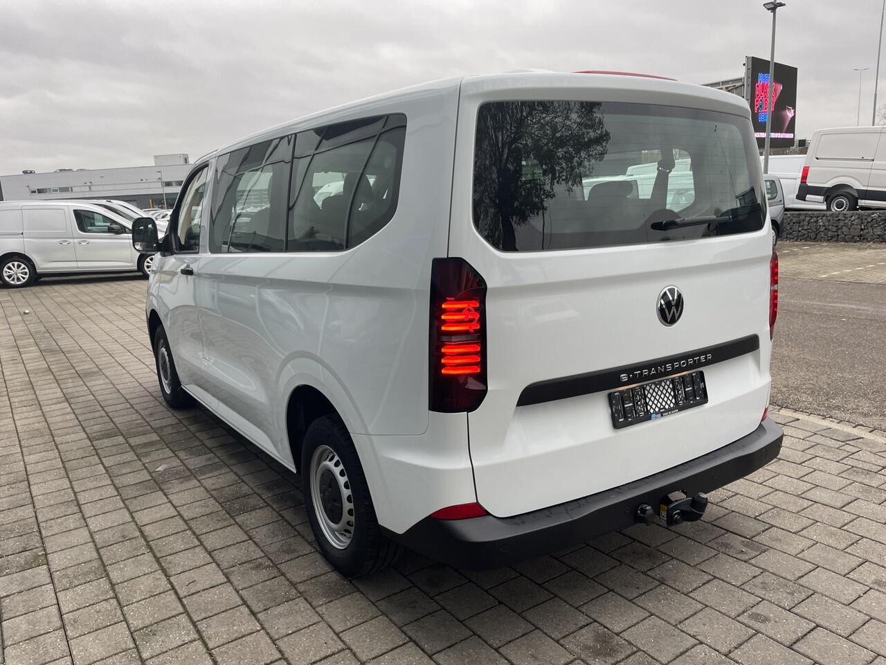 Volkswagen E-Transporter Kombi L1 64 kWh | 136PK | 9 Persoons | Trekhaak
