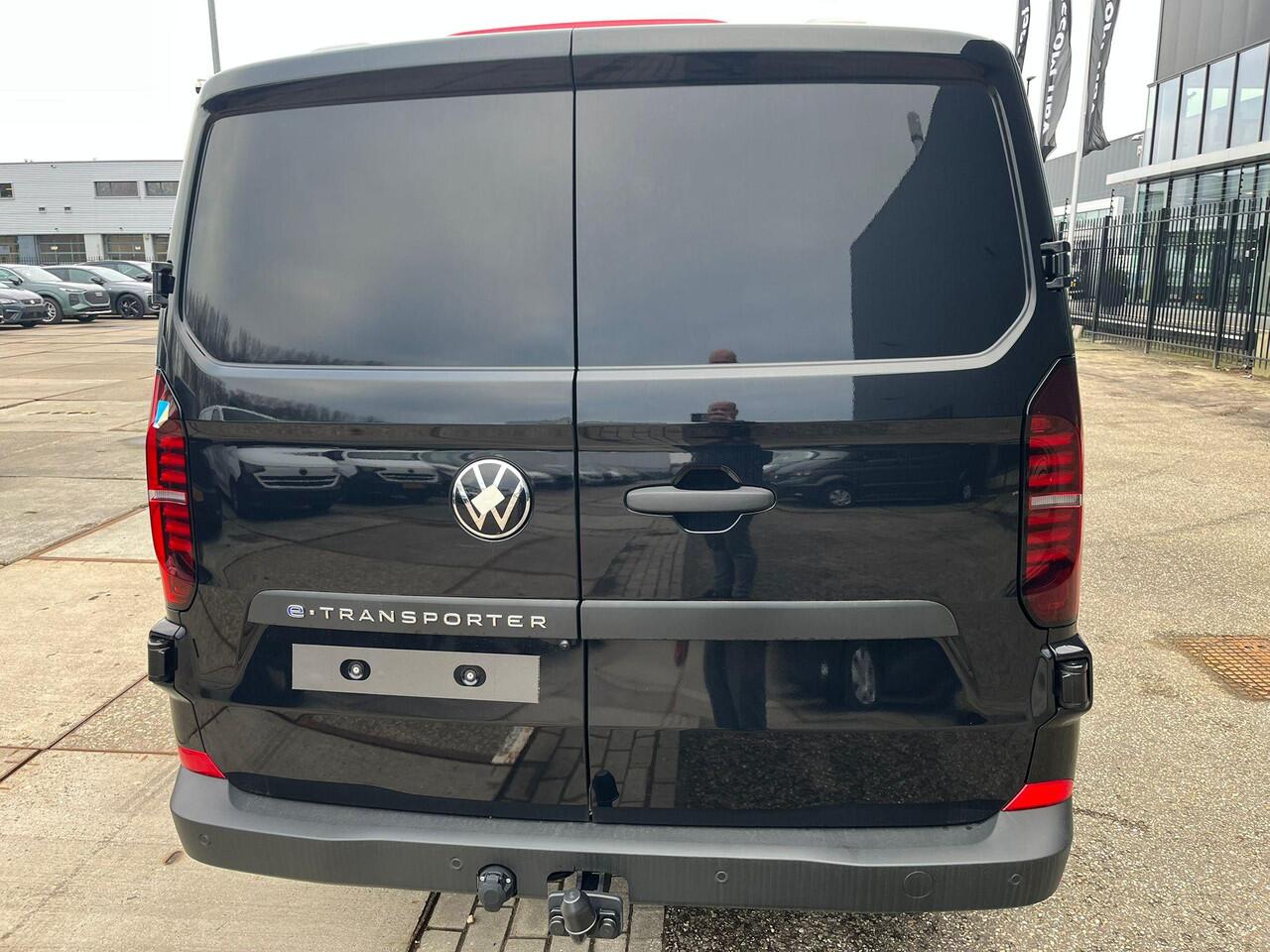 Volkswagen E-Transporter Bedrijfswagens Life L2 160 kW (218 pk) Elektrische aandrijving | Vaste trekhaak | Voorbereiding voor vw connect en vw connect plus | Bestuurdersassistentiepakket plus | Achterdeuren zonder ruit |