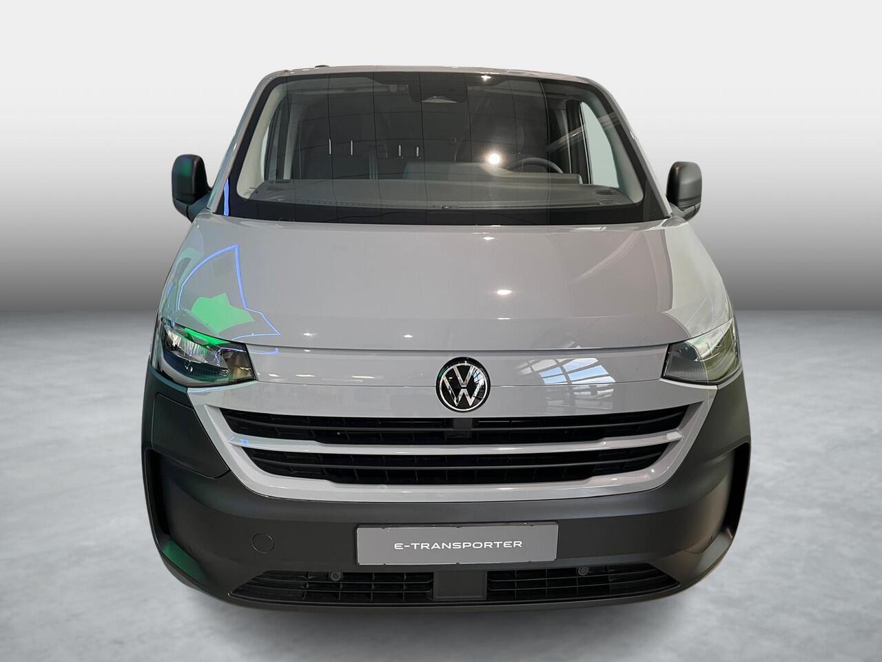 Volkswagen E-Transporter Bedrijfswagens Bestelwagen L1 218pk 64kWh Elektrische aandrijving | Bijrijdersbank | Trekhaak, vast | Navigatiesysteem 13" met draadloos App-Connect | Achterdeuren zonder ruit |