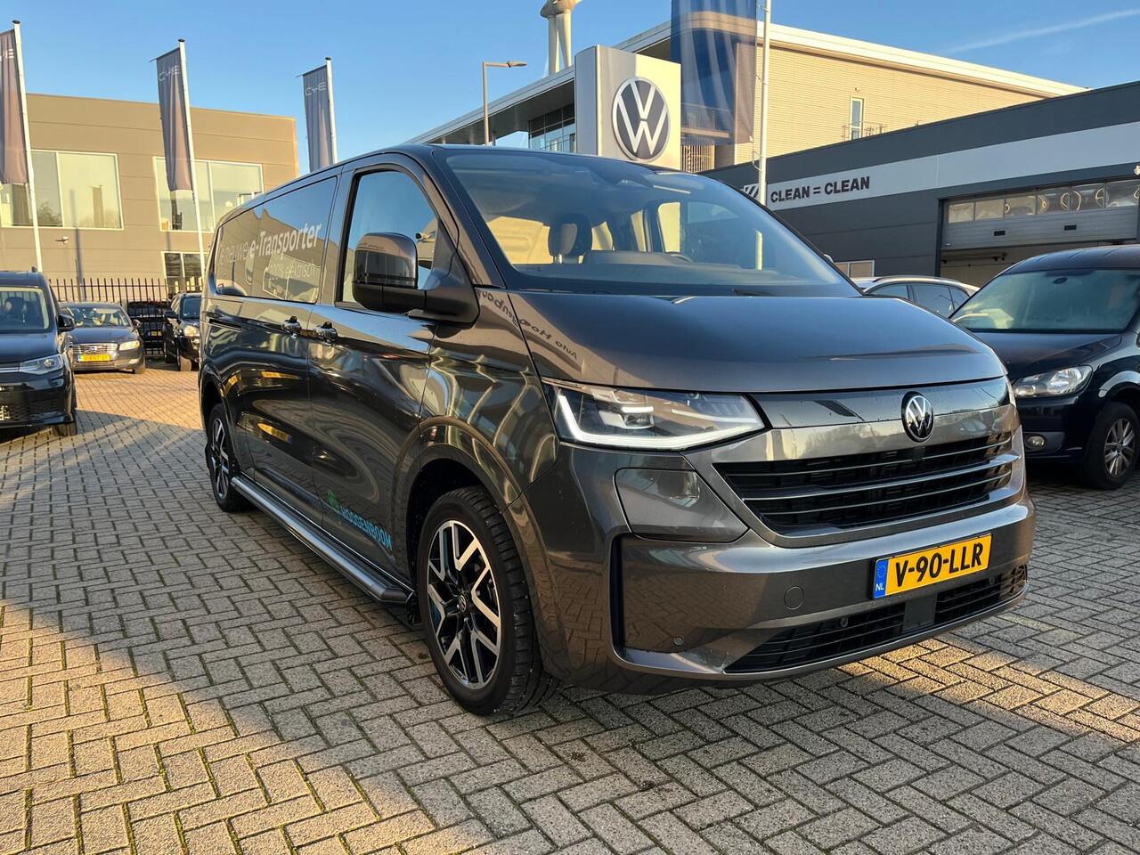 Volkswagen E-Transporter Bedrijfswagens Style Intro L2 210 kW (286 pk) Elektromotor | Adaptieve Cruise Control | Trekhaak | Navigatiesysteem 13" met draadloos App-Connect | IQ.LIGHT - LED matrix koplampen | Geavanceerde grootlichtregeling (Dynamic Light Assist) |