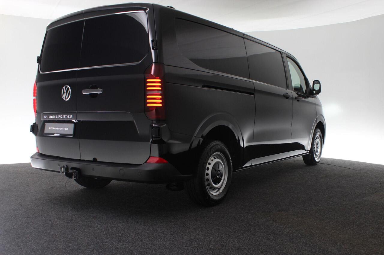 Volkswagen E-Transporter 160 kW / 218 pk L2 Achterdeuren zonder ruit | 3 neerklapbare dakdragers | Assistentiepakket plus | Alarm af fabriek | All-season banden | Trekhaak vast | Bijrijdersbank