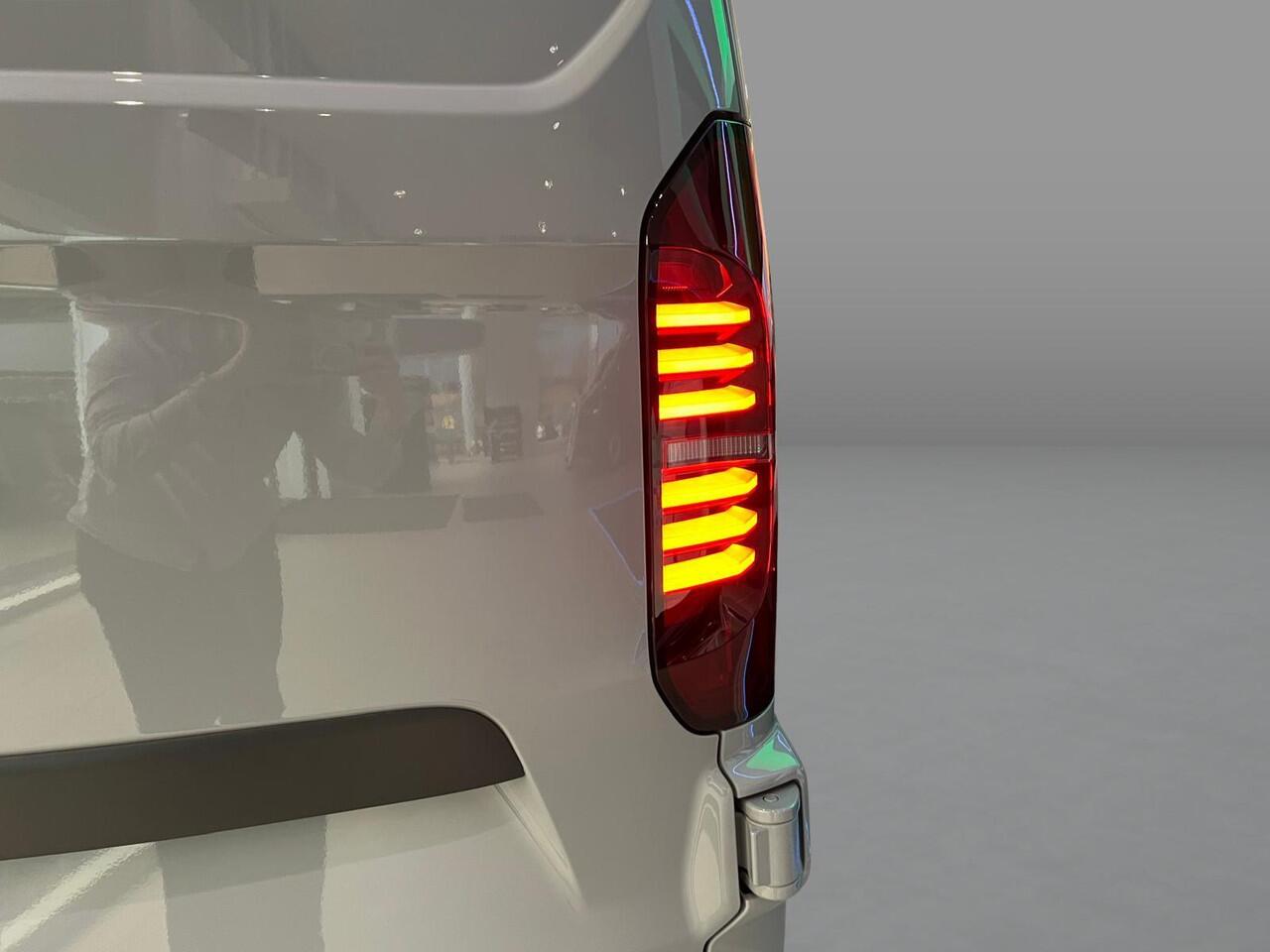 Volkswagen E-Transporter Bedrijfswagens Bestelwagen L1 218pk 64kWh Elektrische aandrijving | Bijrijdersbank | Trekhaak, vast | Navigatiesysteem 13" met draadloos App-Connect | Achterdeuren zonder ruit |