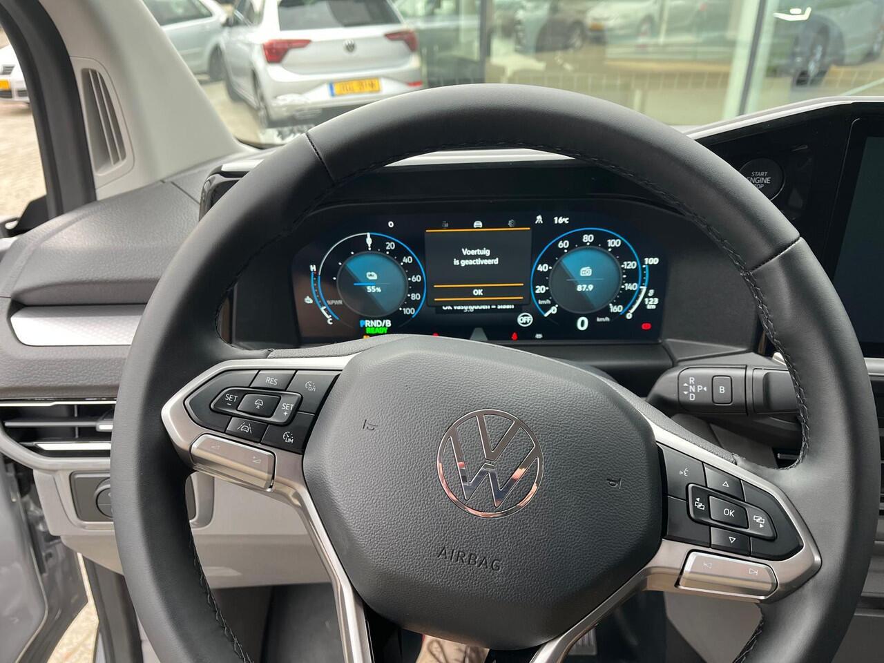 Volkswagen E-Transporter Bedrijfswagens Style L2 218pk 64kWh Elektrische aandrijving | Schuifdeur rechts, met elektrische sluithulp | Navigatiesysteem 13" met draadloos App-Connect | IQ.LIGHT - LED matrix koplampen | Geavanceerde grootlichtregeling (Dynamic Light Assist) |