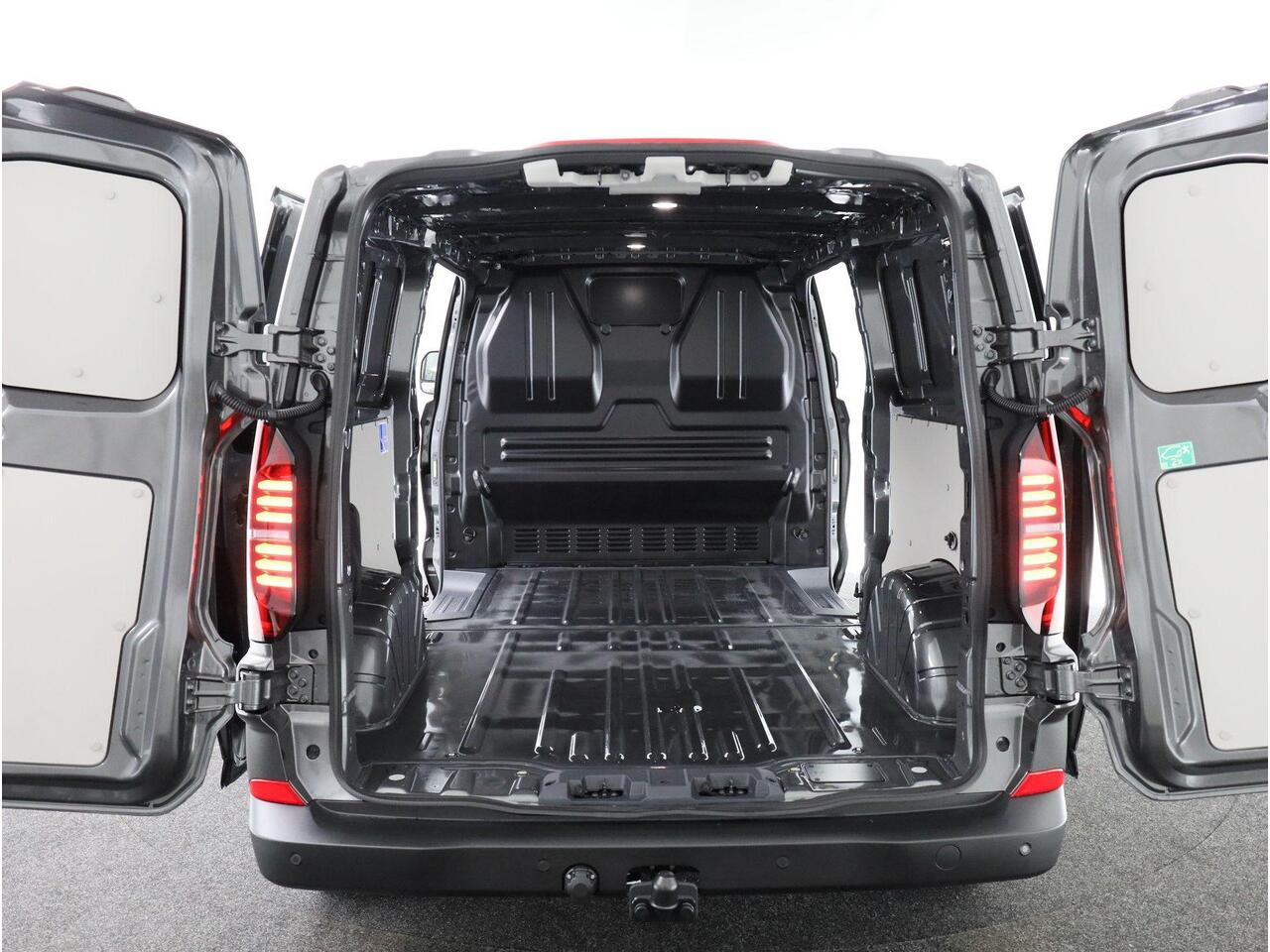 Volkswagen E-Transporter 160 kW / 218 pk L2 | Dubbele schuifdeur | Trekhaak | Alarm | Navigatie | Apple carplay/android auto