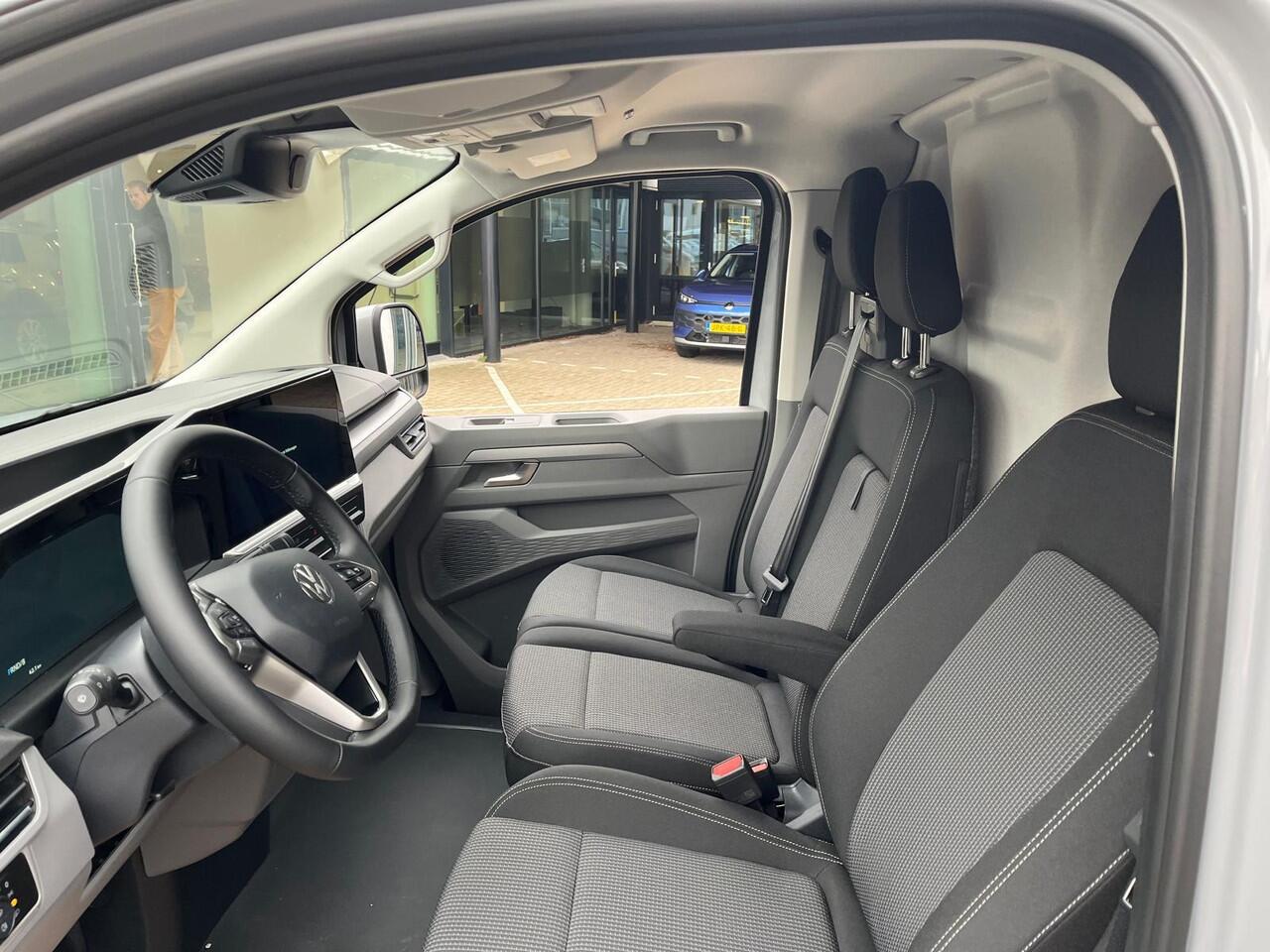 Volkswagen E-Transporter Bedrijfswagens Style L2 218pk 64kWh Elektrische aandrijving | Schuifdeur rechts, met elektrische sluithulp | Navigatiesysteem 13" met draadloos App-Connect | IQ.LIGHT - LED matrix koplampen | Geavanceerde grootlichtregeling (Dynamic Light Assist) |