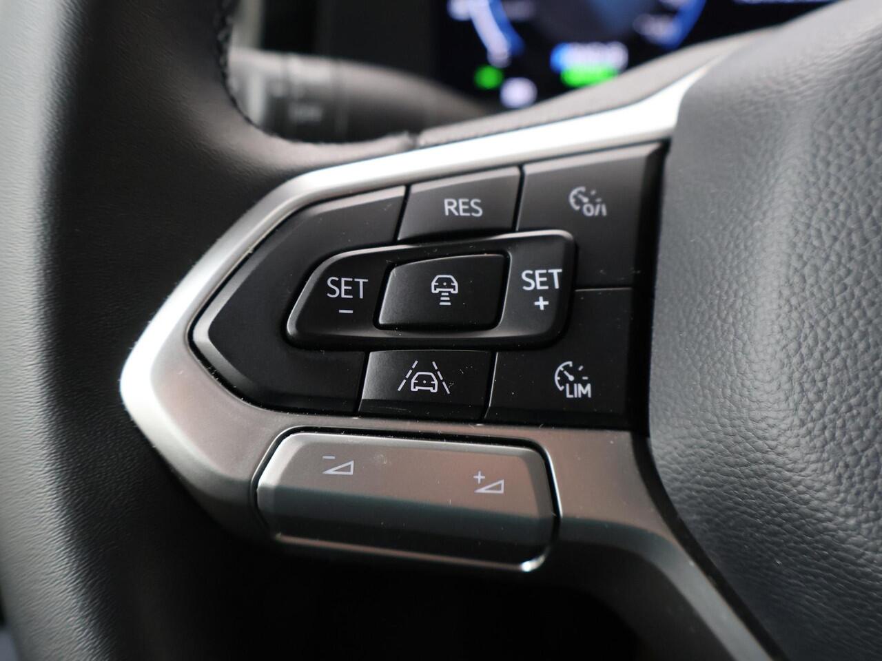 Volkswagen E-Transporter 32 L2H1 Bulli 64 kWh 210 kW (286 pk) DEMO | IQ lights | Navigatie Apple/Andriod carplay | Trekhaak vast | Achteruitrijcamera | Adaptive Cruise Control | Digitaal Dasboard