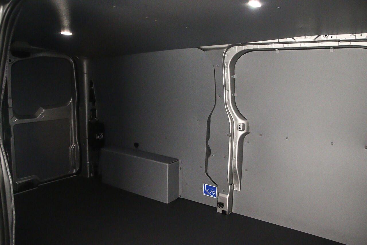 Volkswagen E-Transporter L2 Bulli 286pk | 19" | Sidebars | Trekhaak | Betimmering