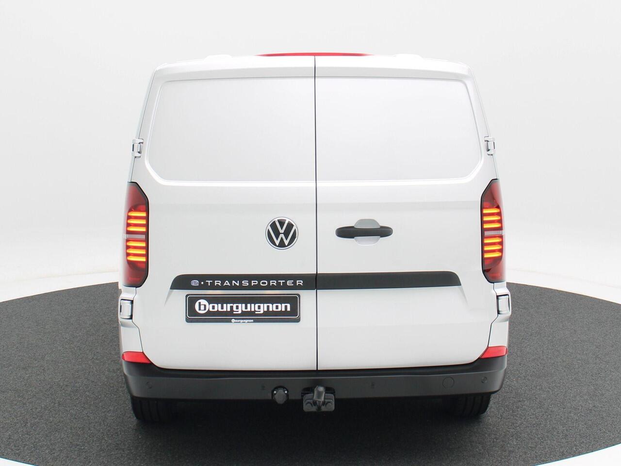 Volkswagen E-Transporter Bedrijfswagens L2 64kWh 218 pk | Trekhaak | Achterdeuren | Bijrijdersbank | Metallic lak |