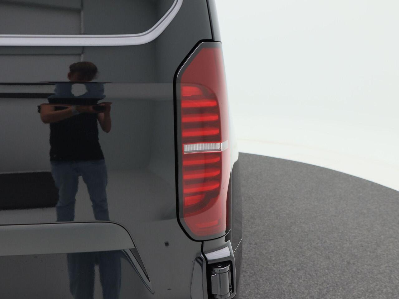 Volkswagen E-Transporter Life Intro L2H1 218 pk | Trekhaak | Stoelverwarming | Achterdeuren |