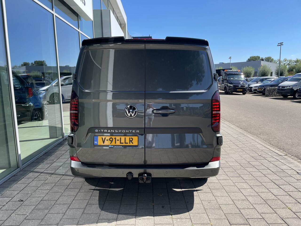 Volkswagen E-Transporter 32 L2H1 Style 64 kWh | 286 PK | Trekhaak | Camera | IQ light | ACC | App connect | Styling pakket