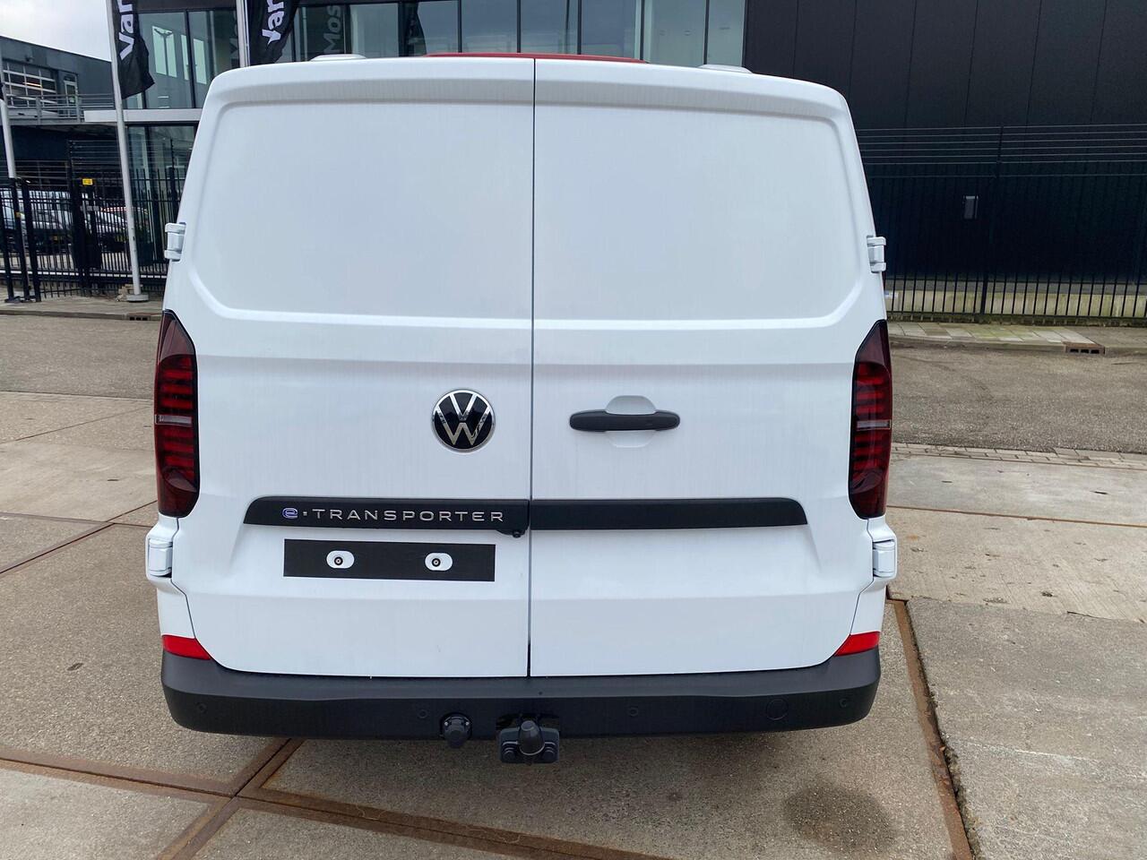 Volkswagen E-Transporter Bedrijfswagens Bestelwagen L1 218pk 64kWh Elektrische aandrijving | Bijrijdersbank | Trekhaak, vast | Navigatiesysteem 13" met draadloos App-Connect | Achterdeuren zonder ruit |