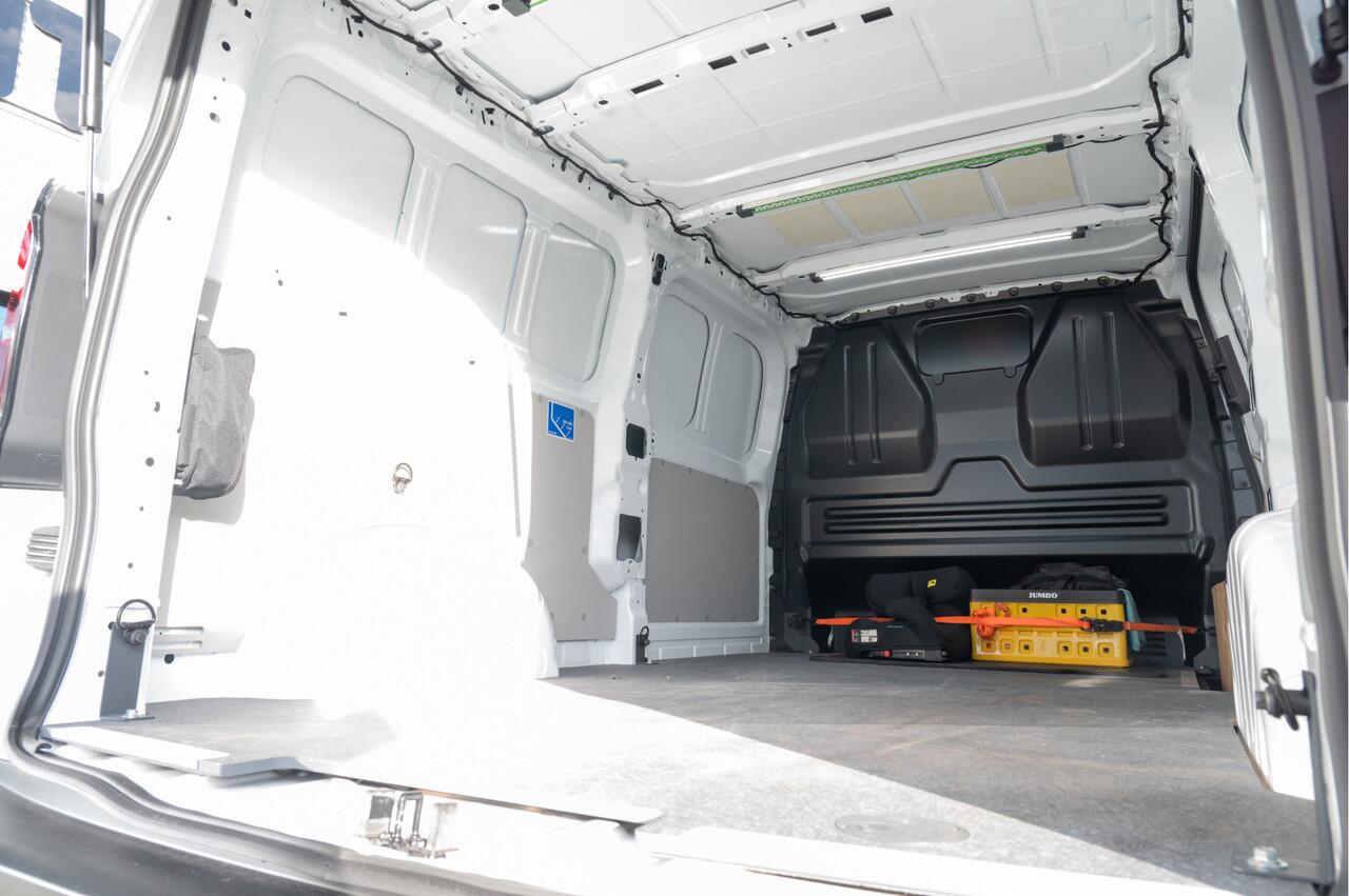 Volkswagen E-Transporter 32 L2H1 64 kWh | TREKHAAK | CRUISE | CAMERA