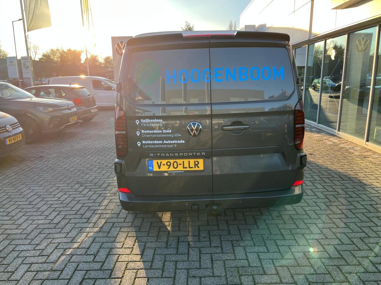Volkswagen E-Transporter Bedrijfswagens Style Intro L2 210 kW (286 pk) Elektromotor | Adaptieve Cruise Control | Trekhaak | Navigatiesysteem 13" met draadloos App-Connect | IQ.LIGHT - LED matrix koplampen | Geavanceerde grootlichtregeling (Dynamic Light Assist) |