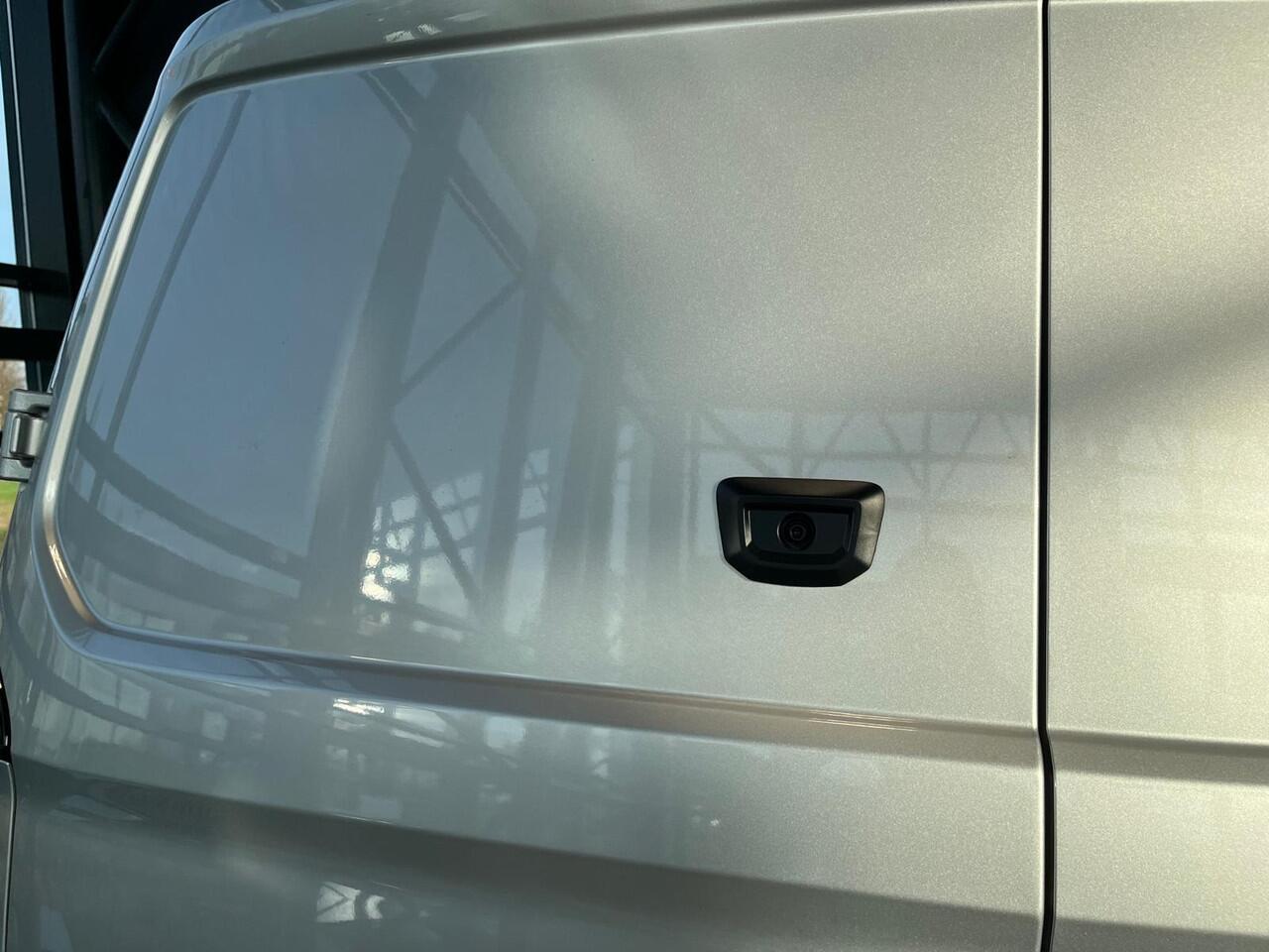 Volkswagen E-Transporter Bedrijfswagens Bulli L2 286pk 64kWh Elektrische aandrijving | Accu 95Ah (AGM) | Lichtmetalen velgen 17" (6,5 J 17) "Le Mans" (glanzend zwart) | Achterdeuren zonder ruit | Binnenspiegel met digitaal display en dashcamfunctie via app |