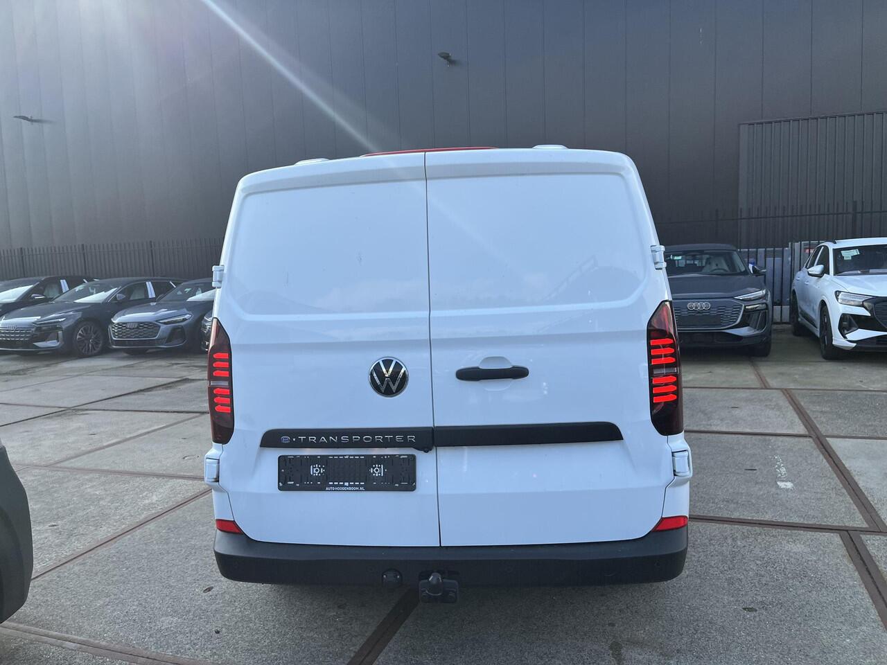 Volkswagen E-Transporter Bedrijfswagens Life L2 100 kW (136 pk) elektrische aandrijving | Achterdeuren zonder ruit | Trekhaak, vast | Life intro |