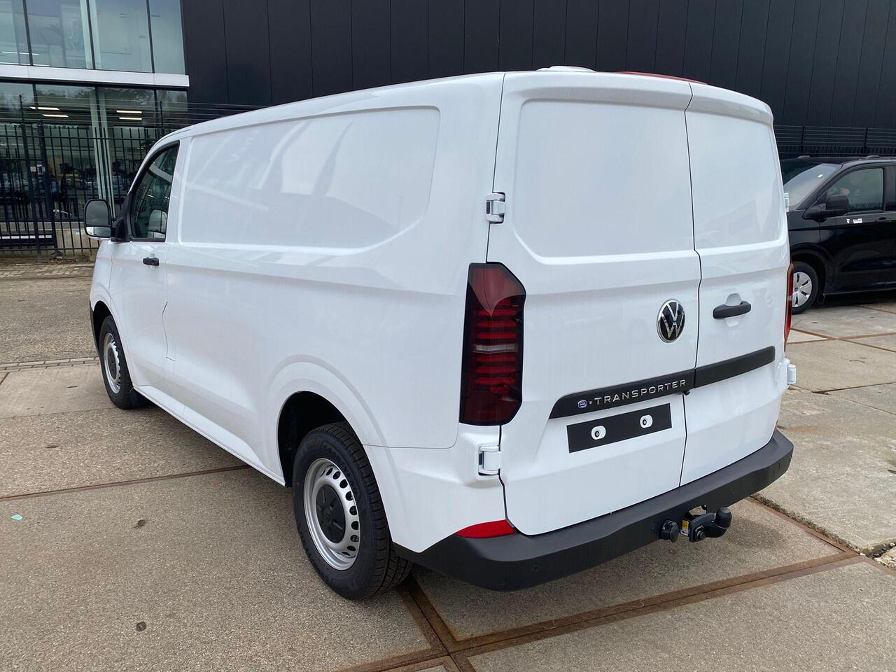 Volkswagen E-Transporter Bedrijfswagens Bestelwagen L1 218pk 64kWh Elektrische aandrijving | Bijrijdersbank | Trekhaak, vast | Navigatiesysteem 13" met draadloos App-Connect | Achterdeuren zonder ruit |