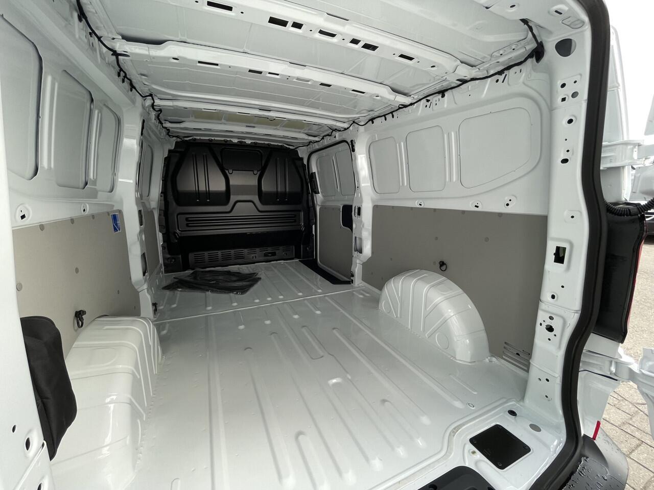 Volkswagen E-Transporter L2 64 kWh 218pk | Trekhaak | Assistentiepakket plus