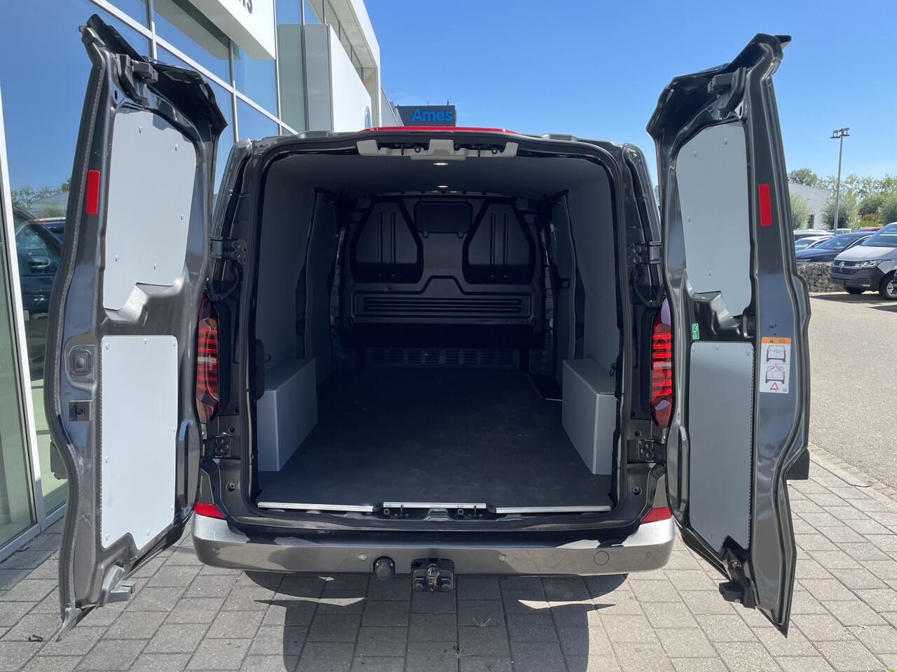 Volkswagen E-Transporter 32 L2H1 Style 64 kWh | 286 PK | Trekhaak | Camera | IQ light | ACC | App connect | Styling pakket