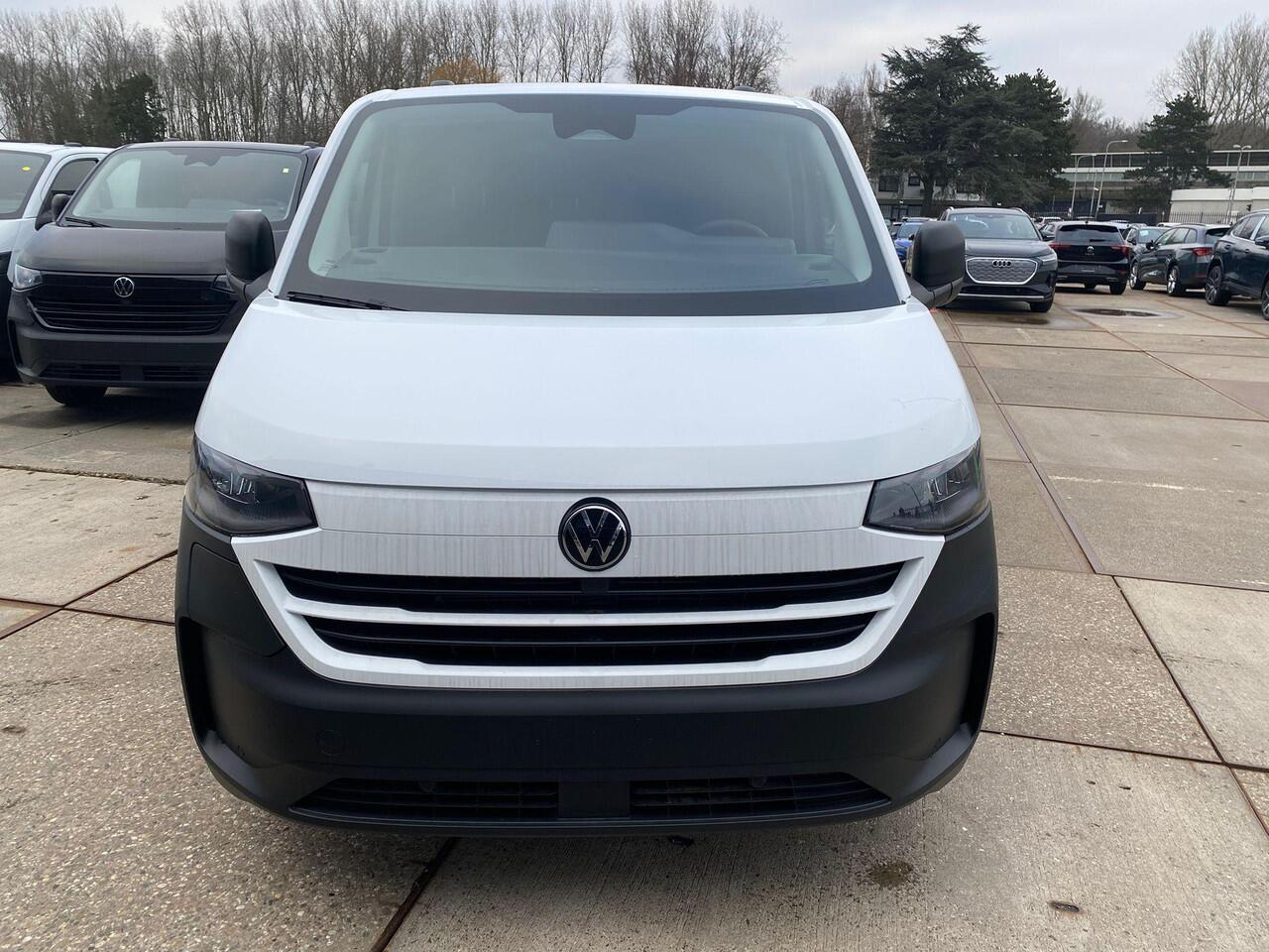 Volkswagen E-Transporter Bedrijfswagens Bestelwagen L1 218pk 64kWh Elektrische aandrijving | Bijrijdersbank | Trekhaak, vast | Navigatiesysteem 13" met draadloos App-Connect | Achterdeuren zonder ruit |