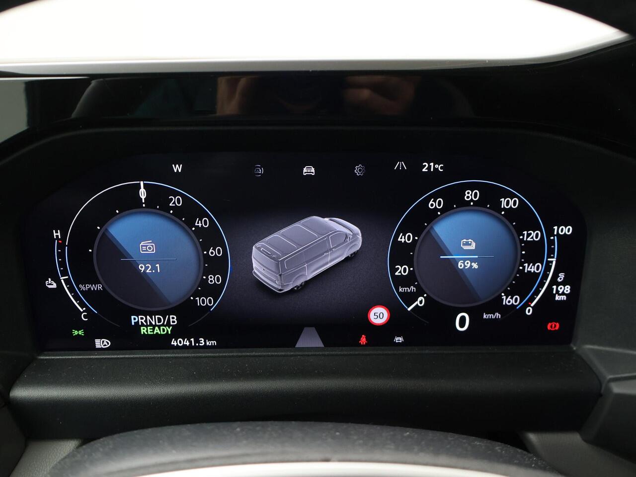 Volkswagen E-Transporter 32 L2H1 Bulli 64 kWh 210 kW (286 pk) DEMO | IQ lights | Navigatie Apple/Andriod carplay | Trekhaak vast | Achteruitrijcamera | Adaptive Cruise Control | Digitaal Dasboard