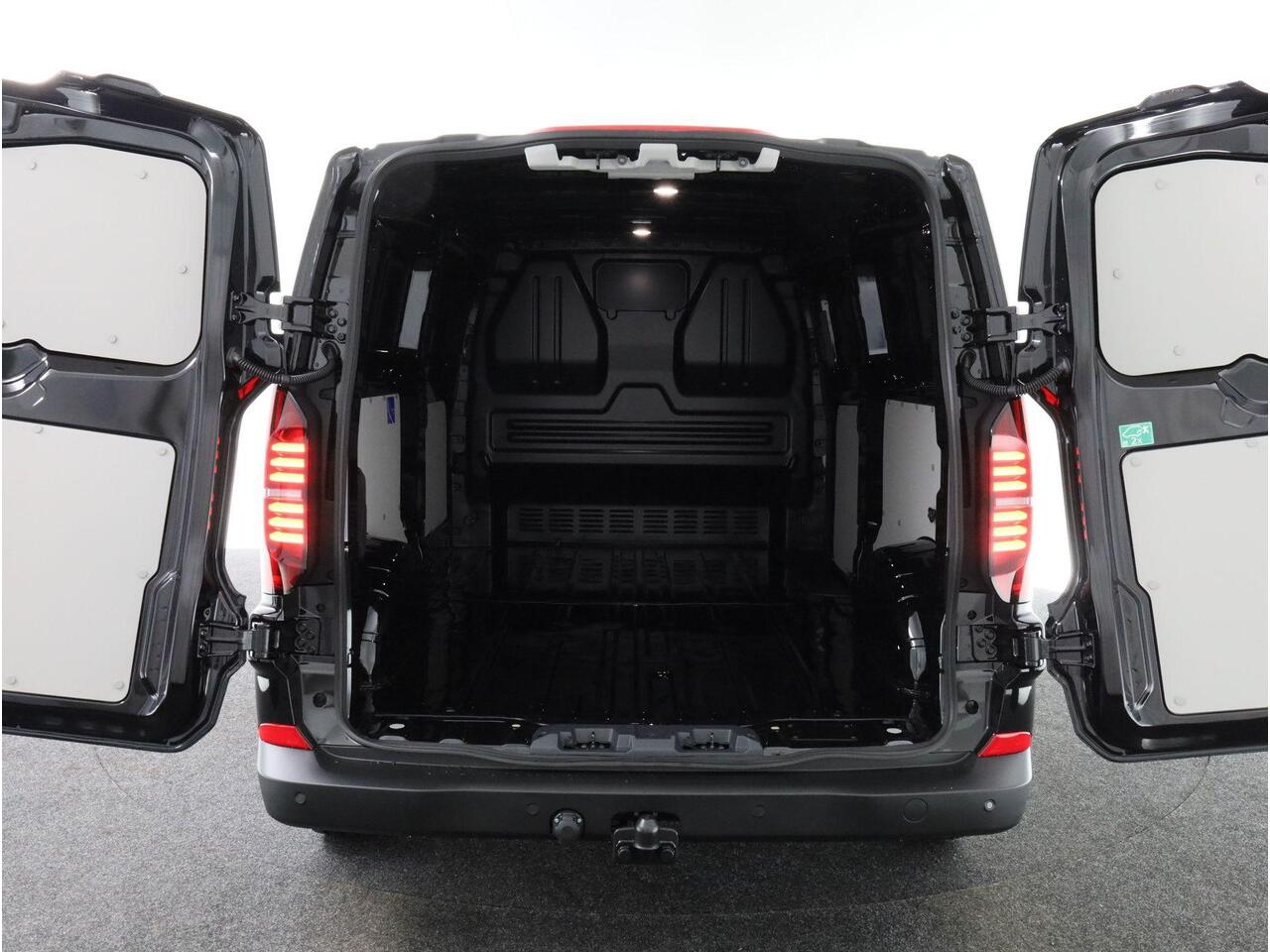 Volkswagen E-Transporter 160 kW / 218 pk L2 Achterdeuren zonder ruit | 3 neerklapbare dakdragers | Assistentiepakket plus | Alarm af fabriek | All-season banden | Trekhaak vast | Bijrijdersbank