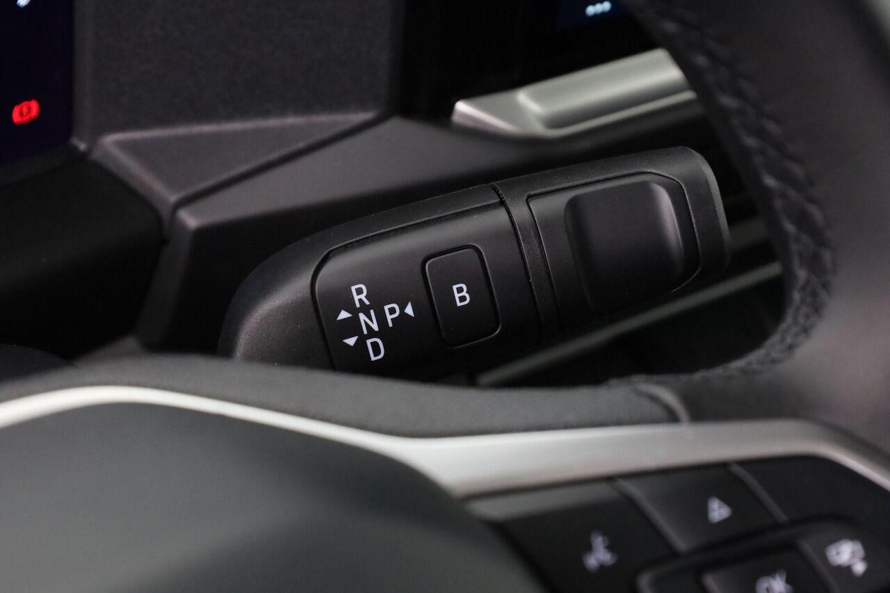 Volkswagen E-Transporter Bulli 210kw 286pk L2 | Clima | Trekhaak | Camera | Navigatie | Led | PDC | L.M. Wielen 17" | All season banden | Zijwandbekleding