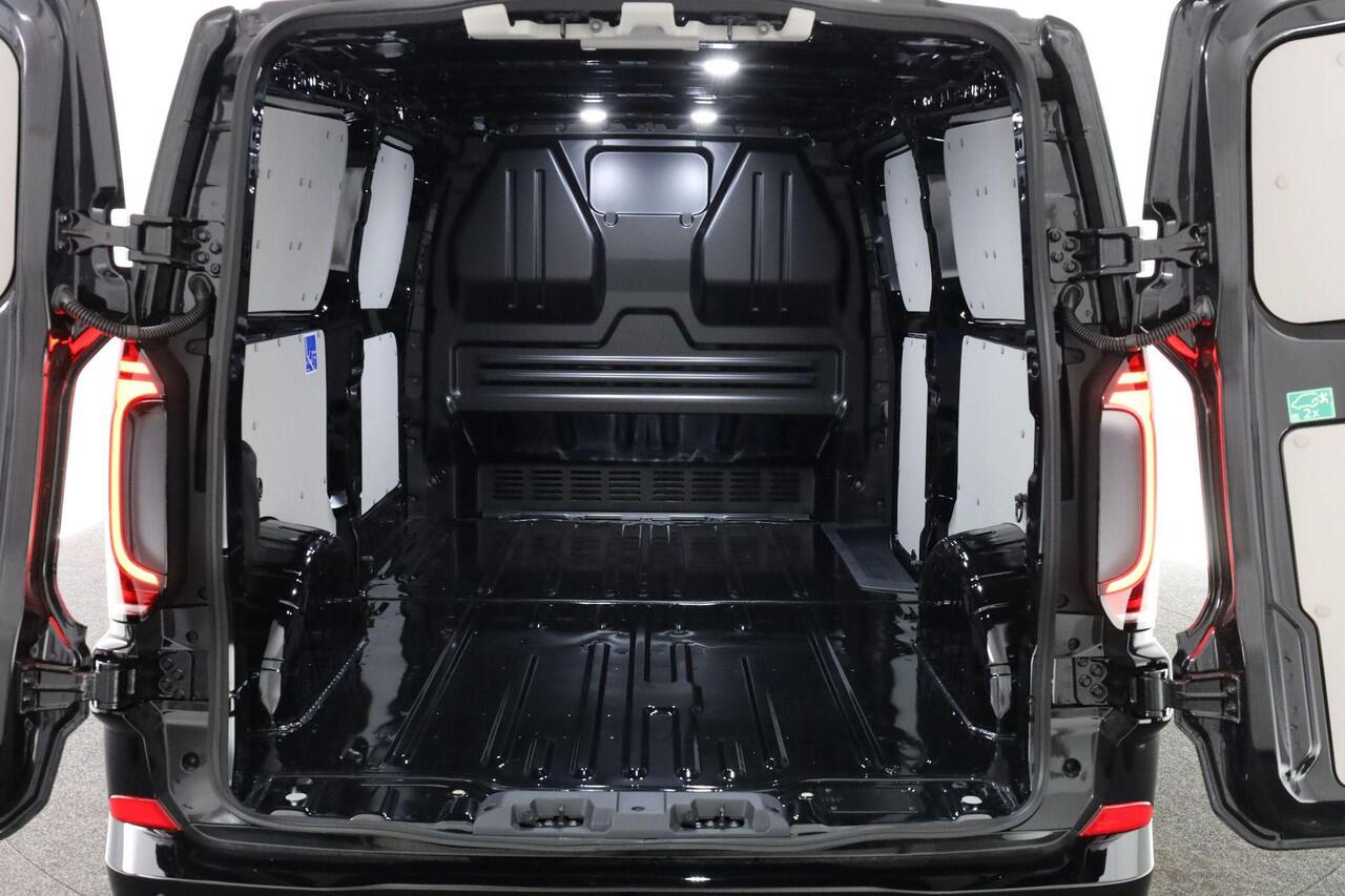 Volkswagen E-Transporter Bulli 210kw 286pk L2 | Clima | Trekhaak | Camera | Navigatie | Led | PDC | L.M. Wielen 17" | All season banden | Zijwandbekleding