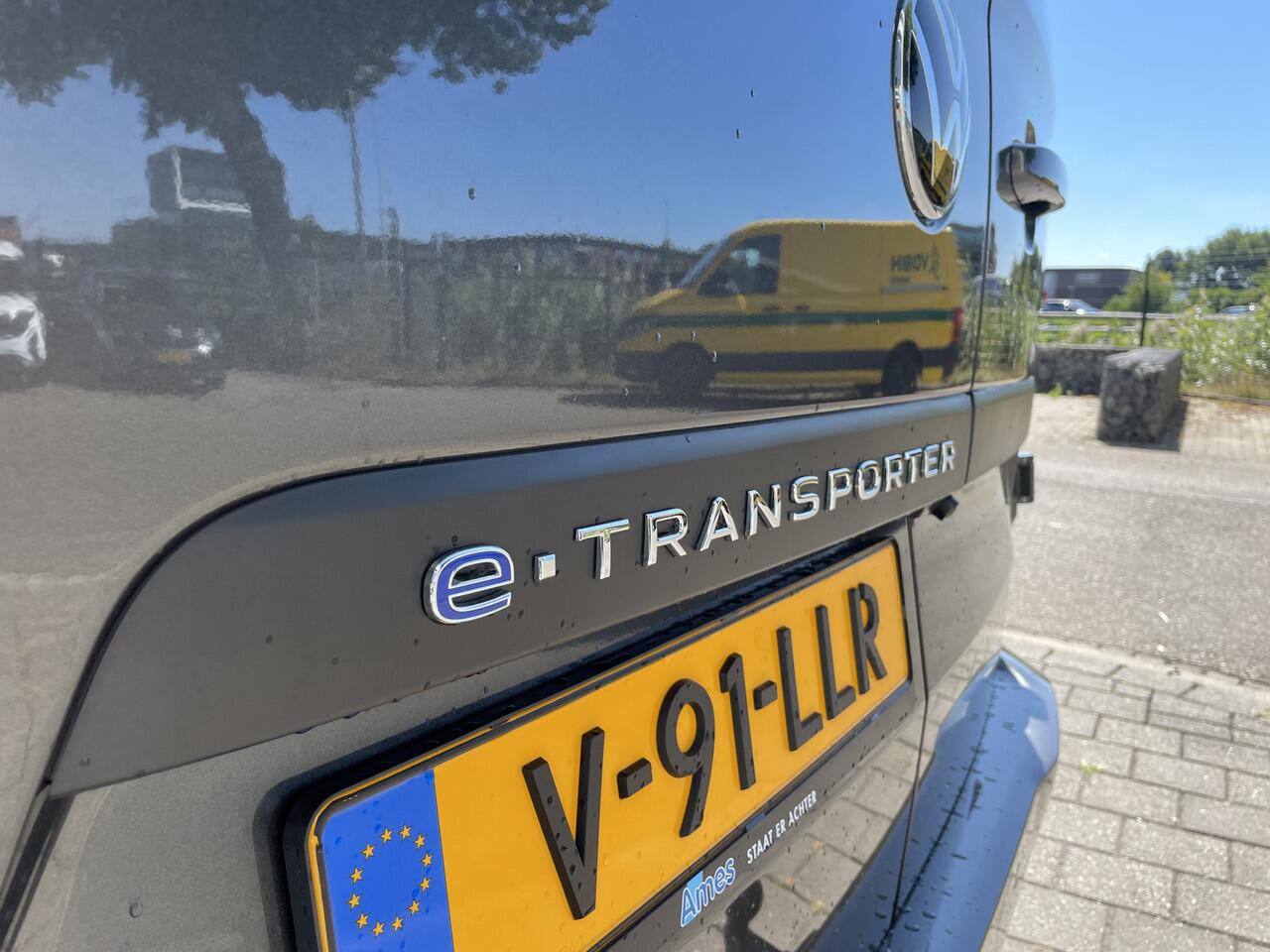 Volkswagen E-Transporter 32 L2H1 Style 64 kWh 995.- per maand all in! | 286 PK | Trekhaak | App Connect | Camera