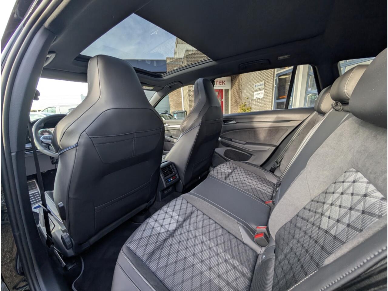 Volkswagen GOLF Variant 1.5 eTSI R-Line Edt.