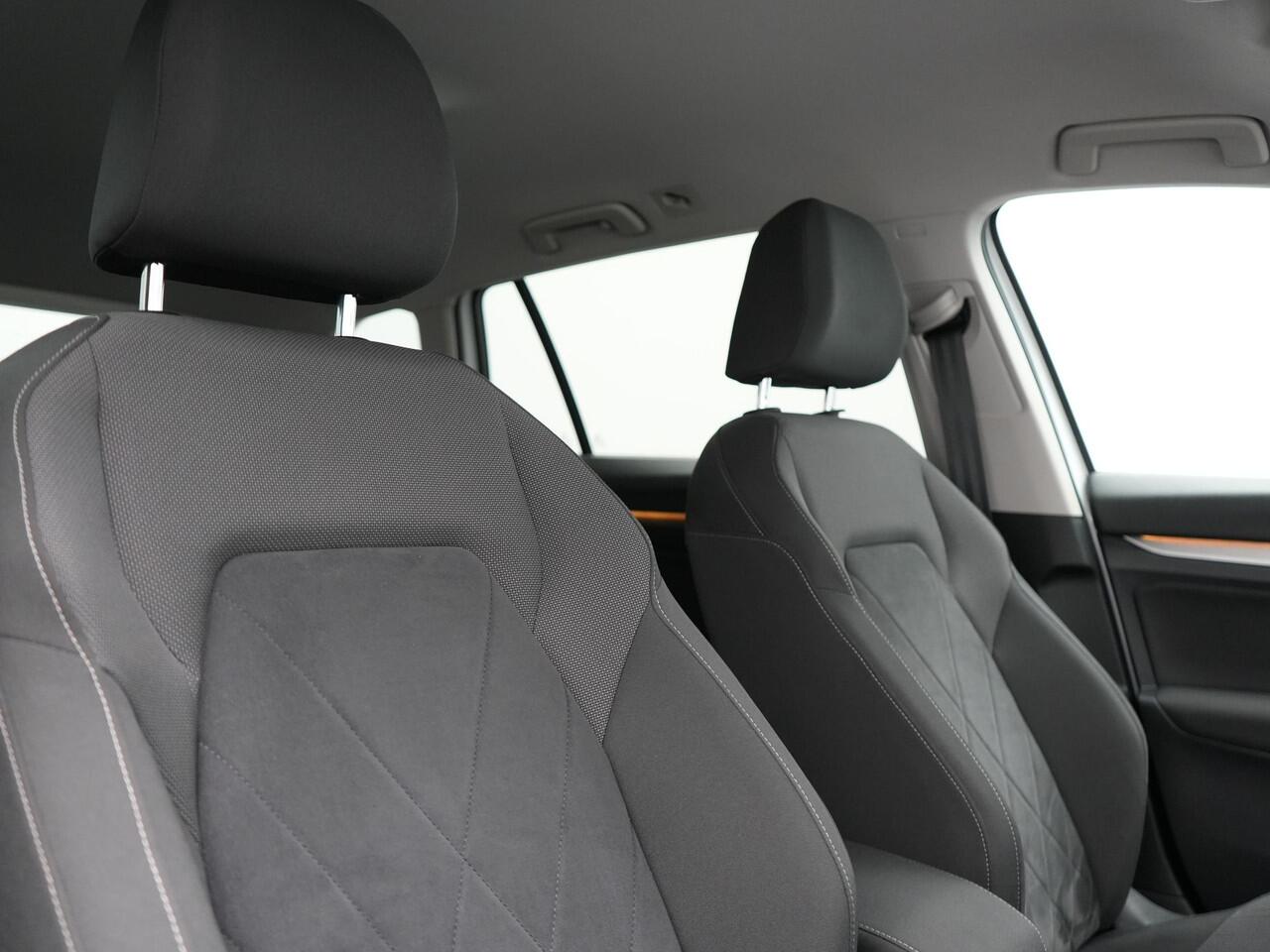 Volkswagen GOLF Variant 1.5 TSI 131pk Dealer O.H. | Adaptive Cruise | Camera | Alcantara Sportstoelen Verwarmd | IQ Light | Stuurverwaming | Sfeerverlichting | Parkassist | Apple Carplay |