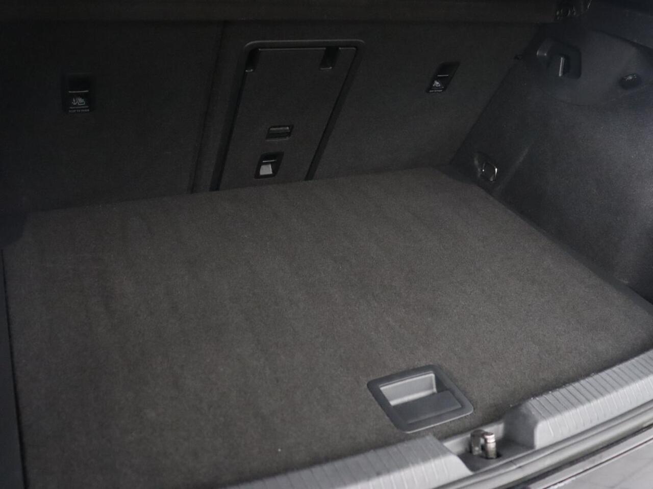 Volkswagen GOLF 1.5 TSI R-Line | Panoramadak | Carplay | Sportstoelen | Navigatie | Adaptive cruise | Parkeerhulp | File Assistent | Full LED