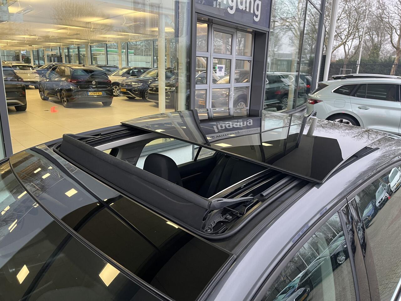 Volkswagen GOLF 1.4 TSI DSG eHybrid Style / Panorama dak / Geheugenstoel / Suéde bekleding / 17'' LMV