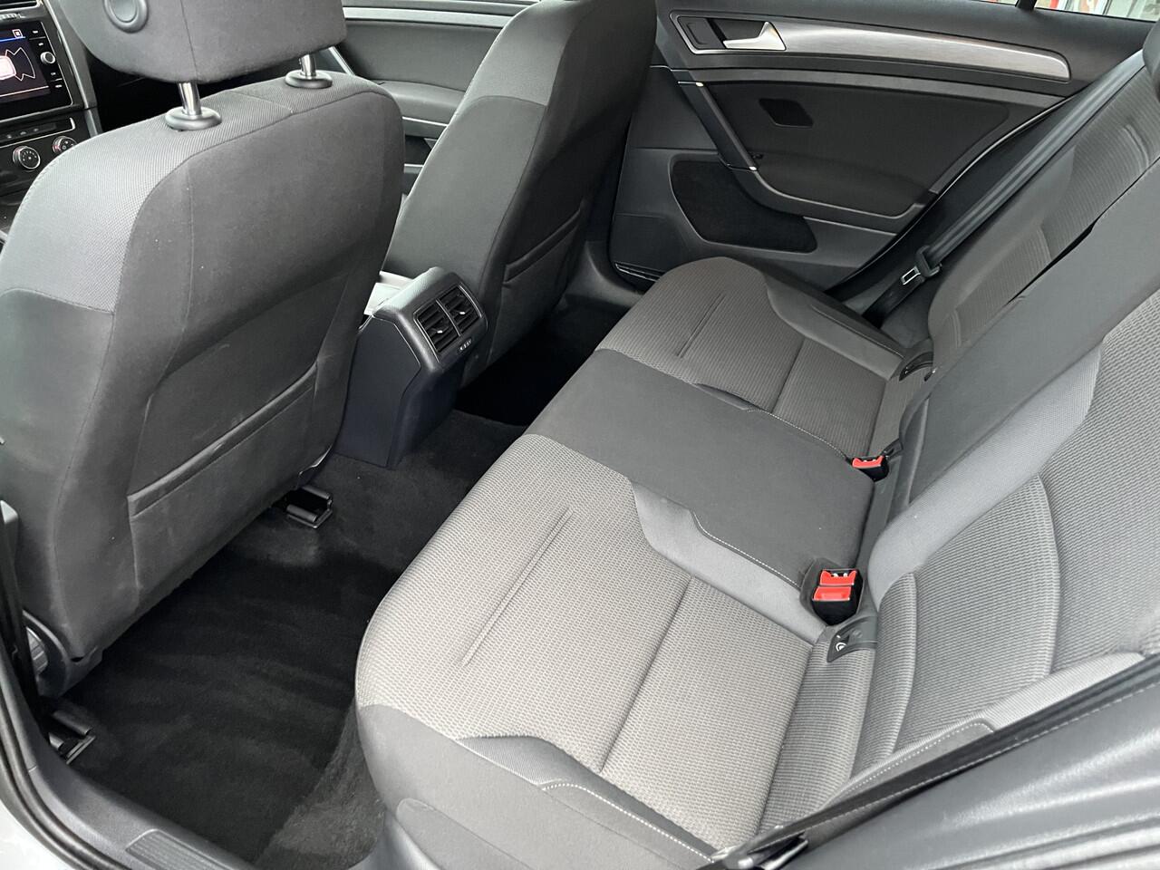 Volkswagen GOLF Variant 1.5 TSI Highline R-Line | Navigatie | Camera | Climate Control | Trekhaak | Cruise Control | Bluetooth | 18"LMV |