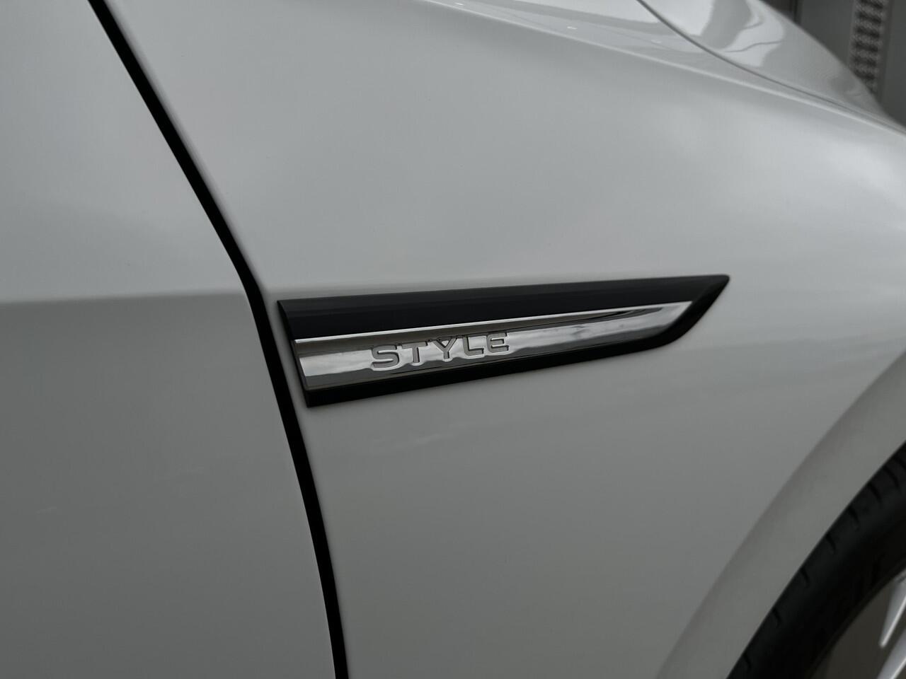 Volkswagen GOLF 1.5 TSI 130PK Style / Panoramadak / Memory Seats / Parkeersensoren V+A / Draadloos App-Connect / ACC