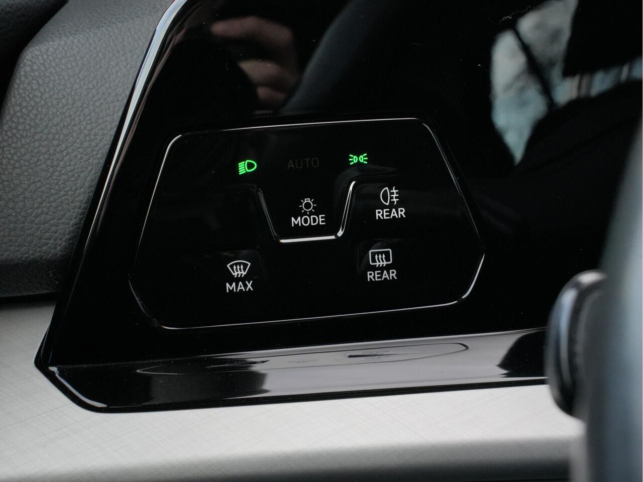 Volkswagen GOLF 1.0 eTSI DSG Life | Navigatie | Camera | Adaptive Cruise | LED | Android/Apple Carplay