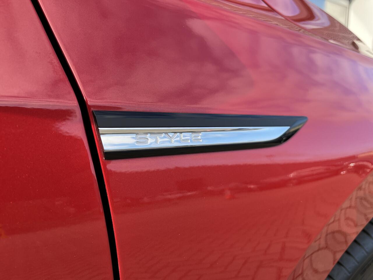 Volkswagen GOLF 1.5 eTSI 150PK Style / Panoramadak / Head-Up Display / Achteruitrijcamera / Memory Seat / Stuur + Stoelverwarming / LED-Plus **